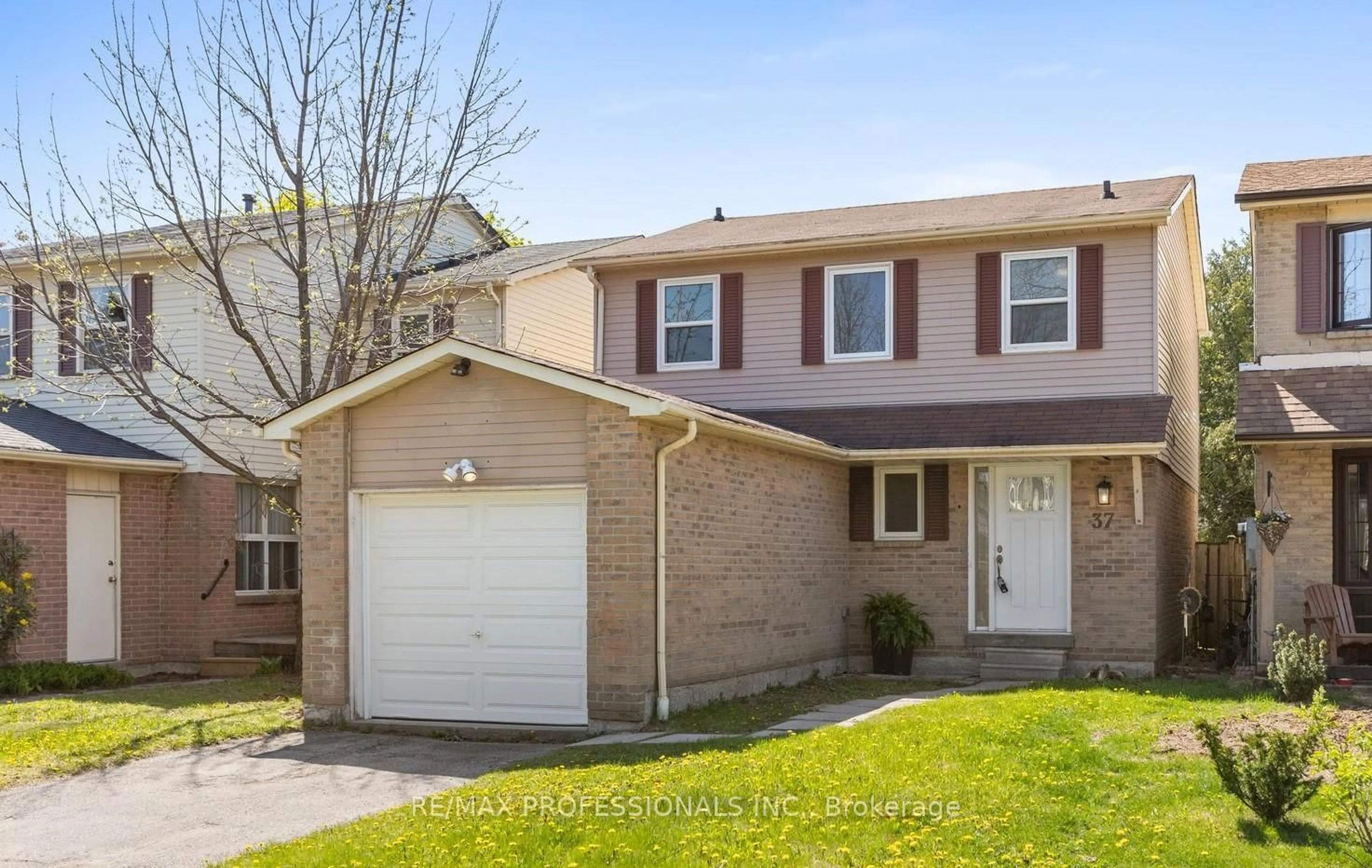 Home with vinyl exterior material, street for 37 Dobson Dr, Ajax Ontario L1S 5G4