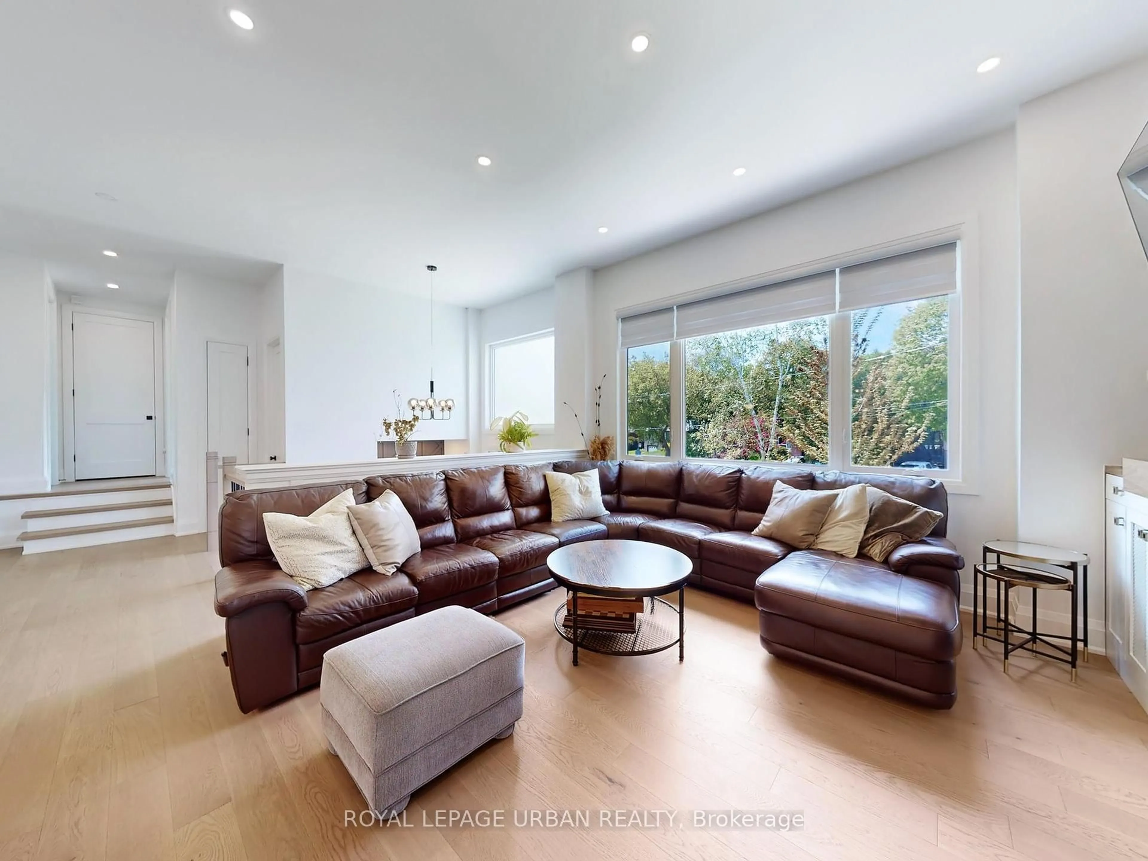 Living room with furniture, unknown for 423 Friendship Ave, Toronto Ontario M1C 2X8