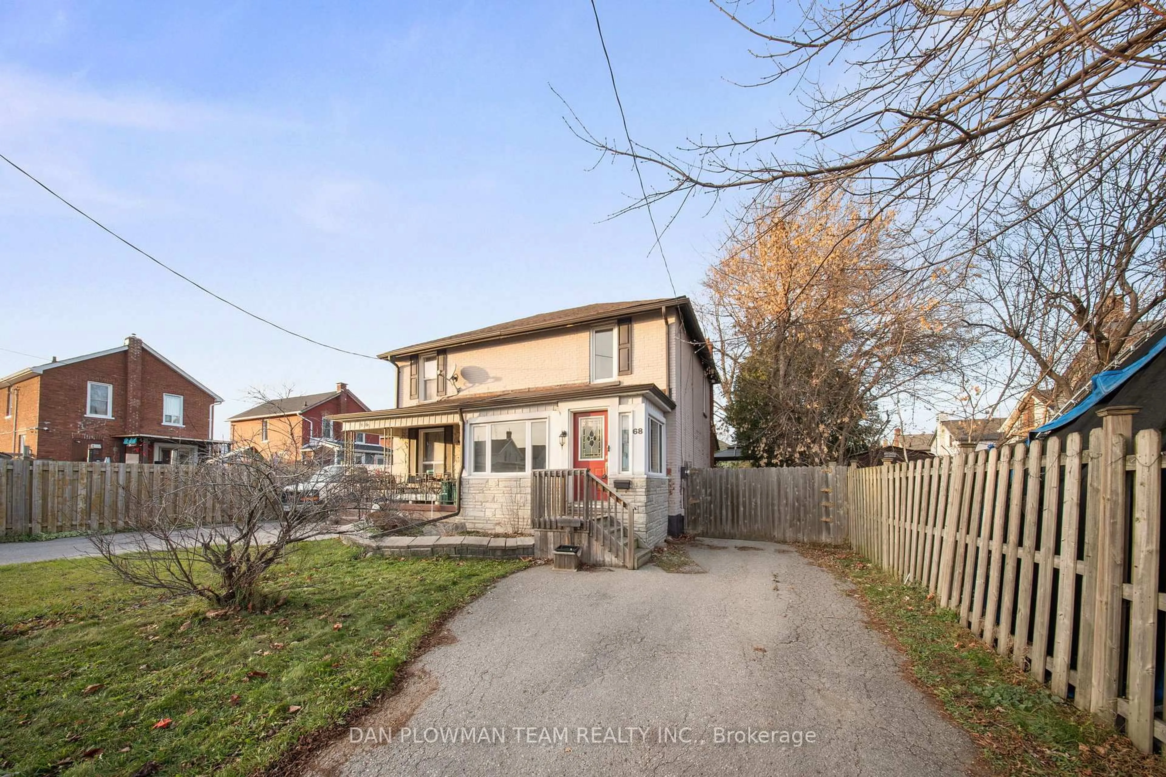 A pic from outside/outdoor area/front of a property/back of a property/a pic from drone, street for 68 Third Ave, Oshawa Ontario L1H 3A5