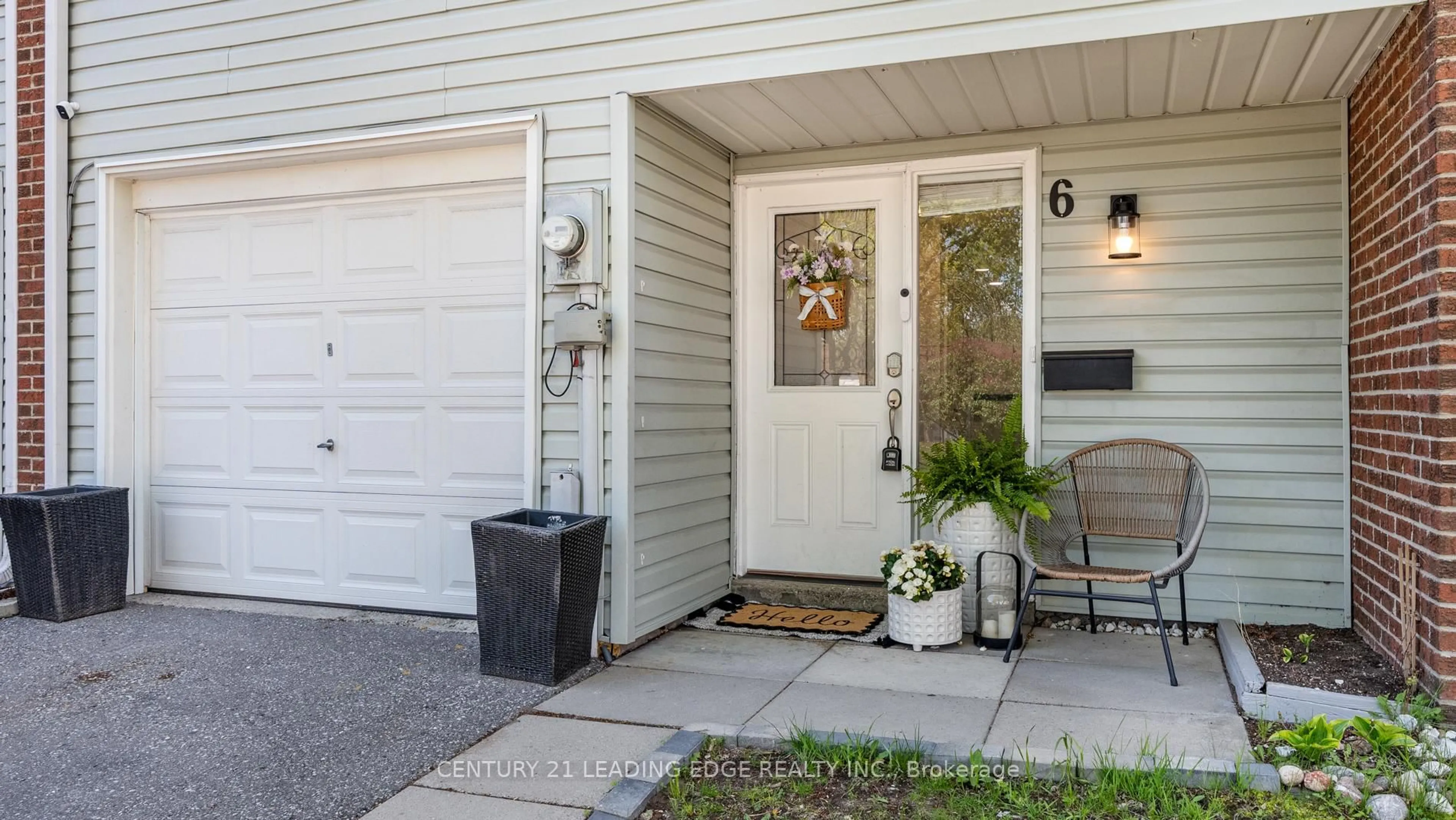 Indoor entryway for 909 King St #6, Oshawa Ontario L1J 2L4