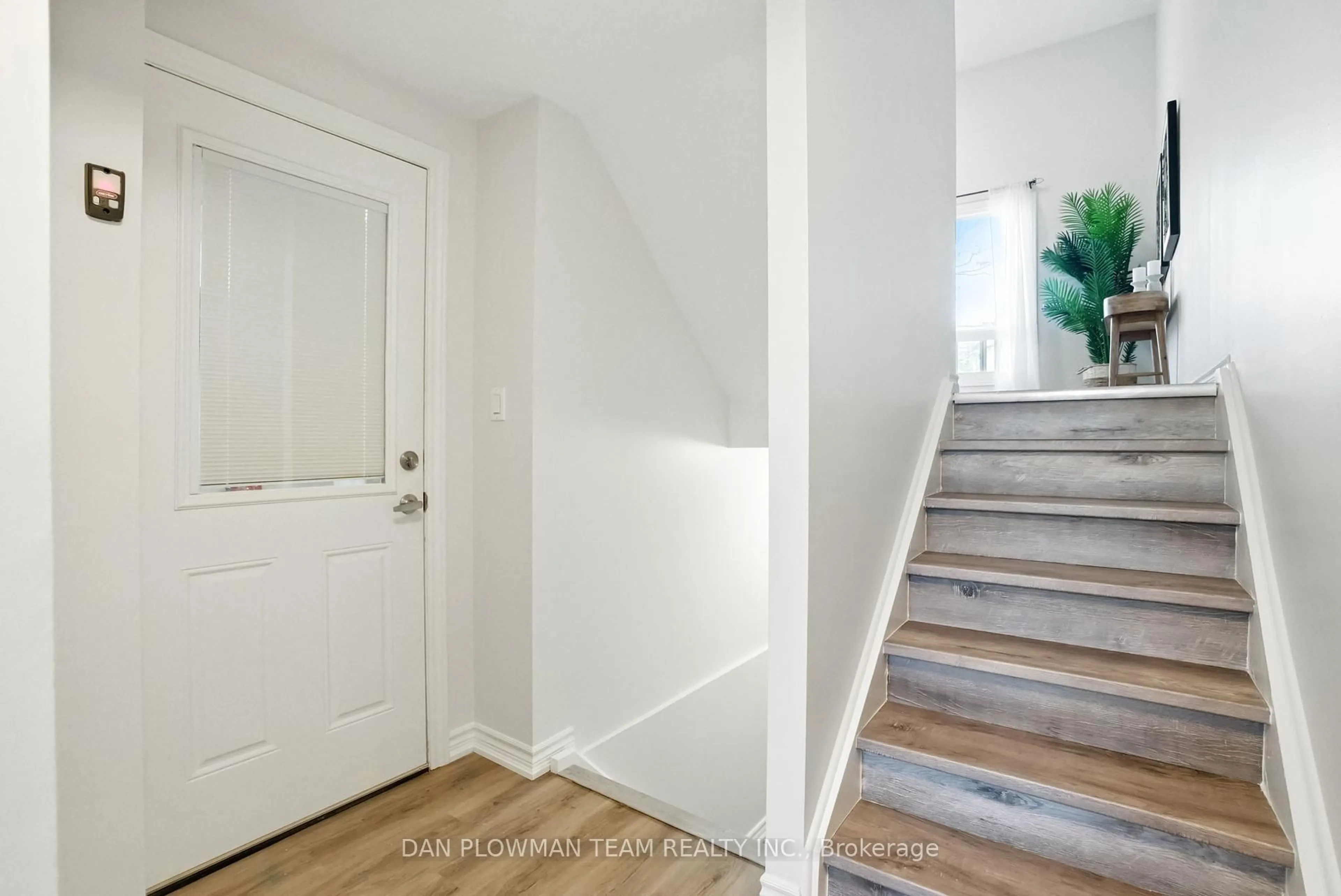 Indoor entryway for 1133 Ritson Rd #96, Oshawa Ontario L1G 7T3