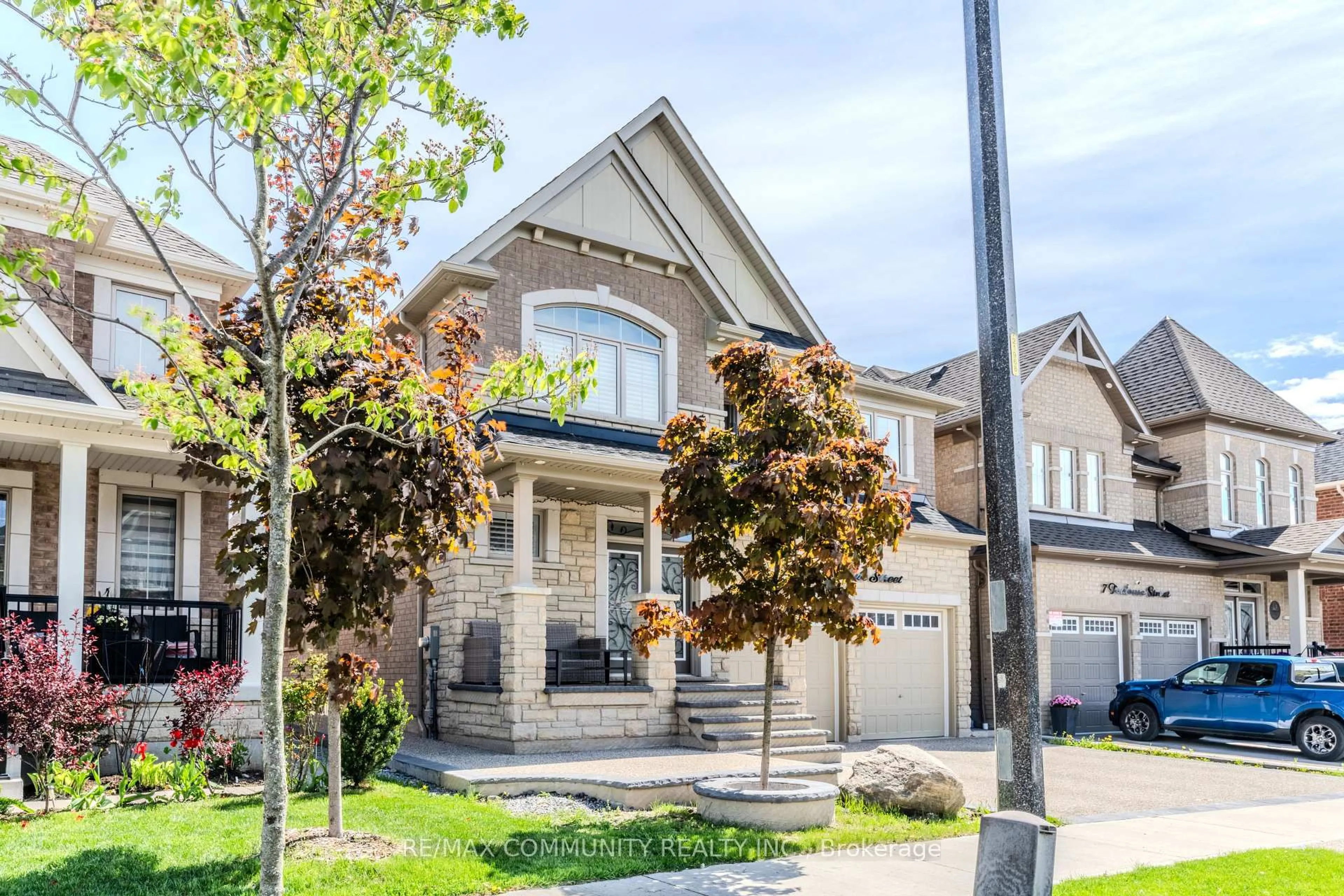 Home with vinyl exterior material, street for 5 Toulouse St, Whitby Ontario L1P 0J2