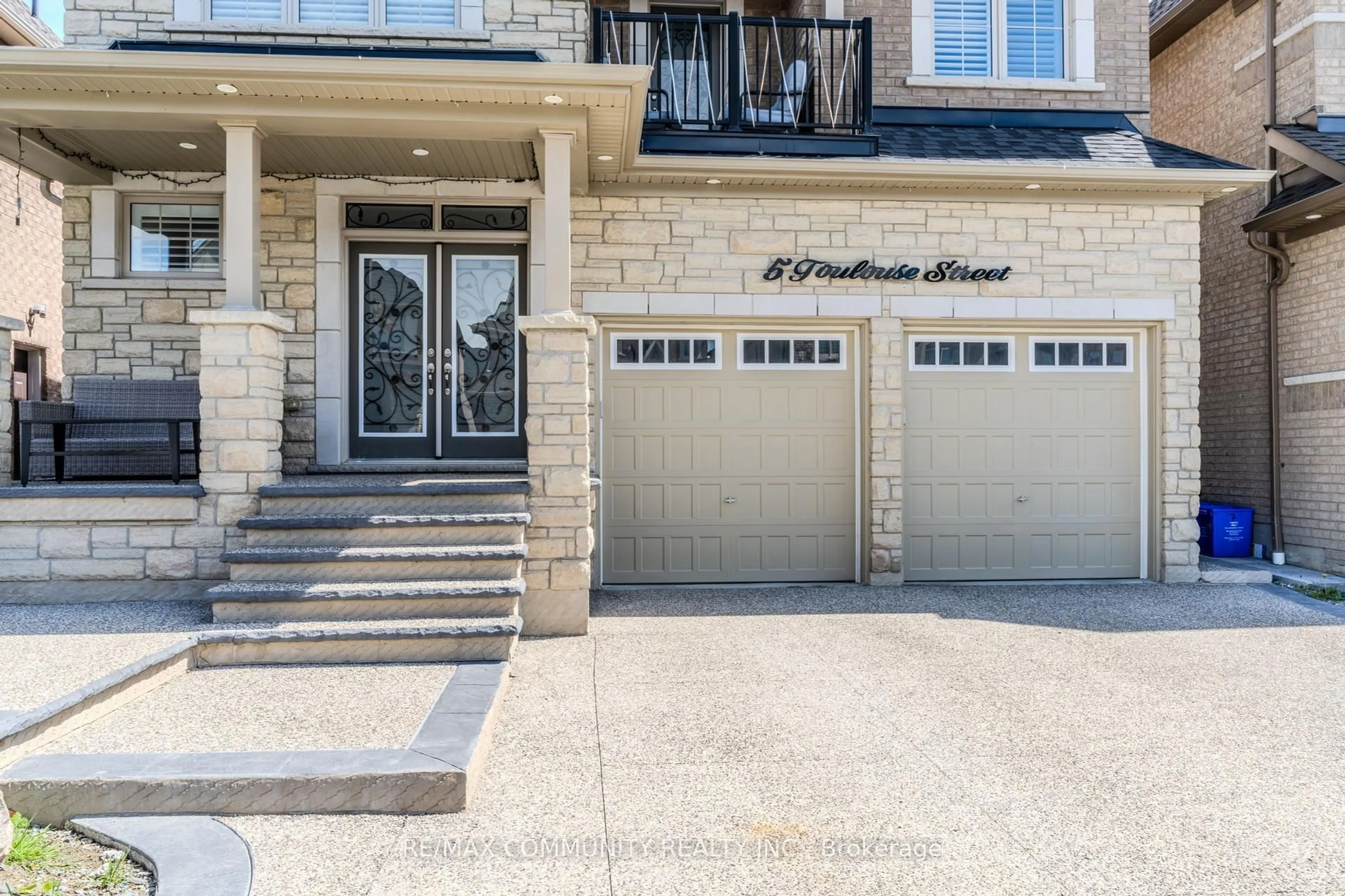 Indoor entryway for 5 Toulouse St, Whitby Ontario L1P 0J2