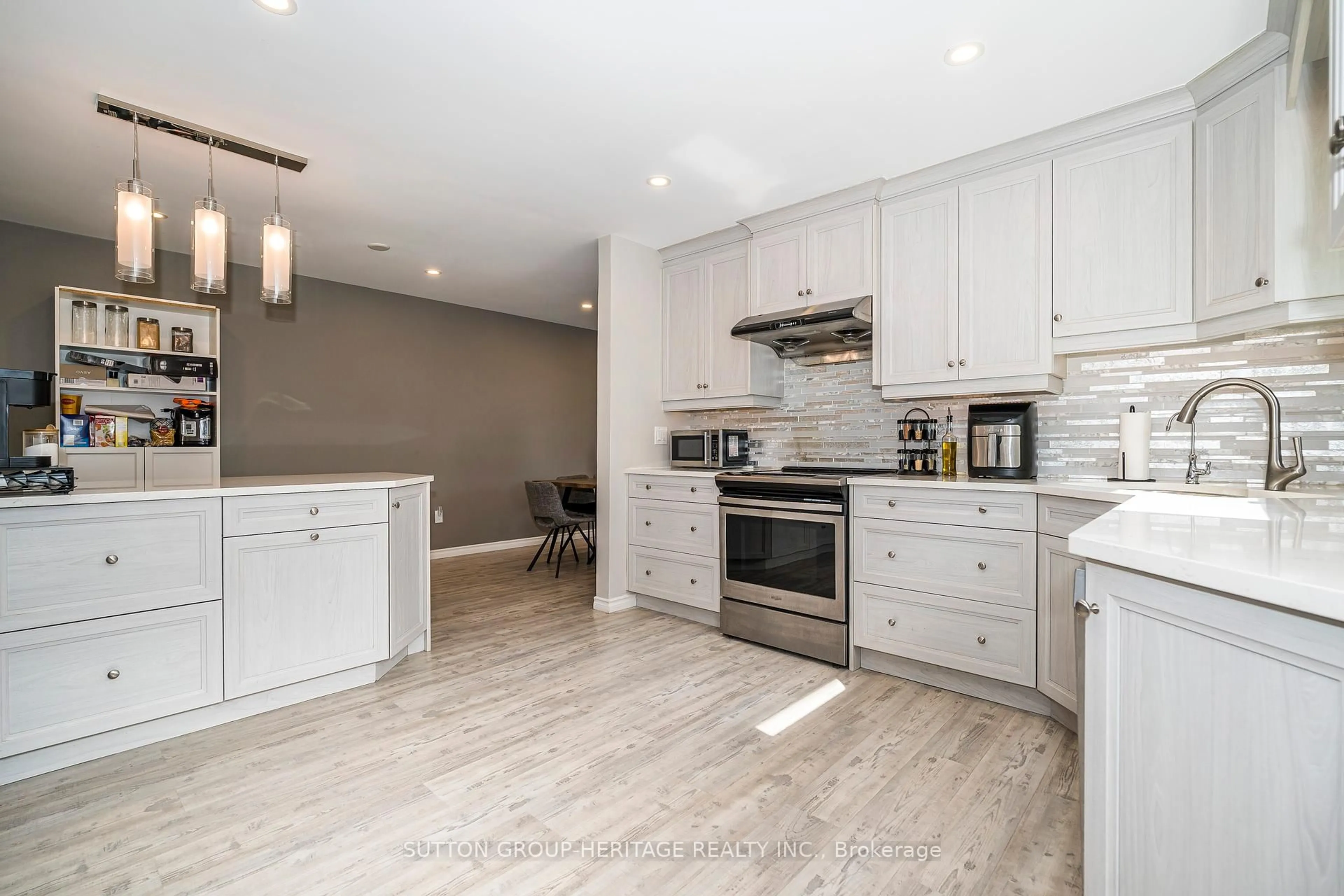 Open concept kitchen, unknown for 437 Sedan Cres, Oshawa Ontario L1H 3G4