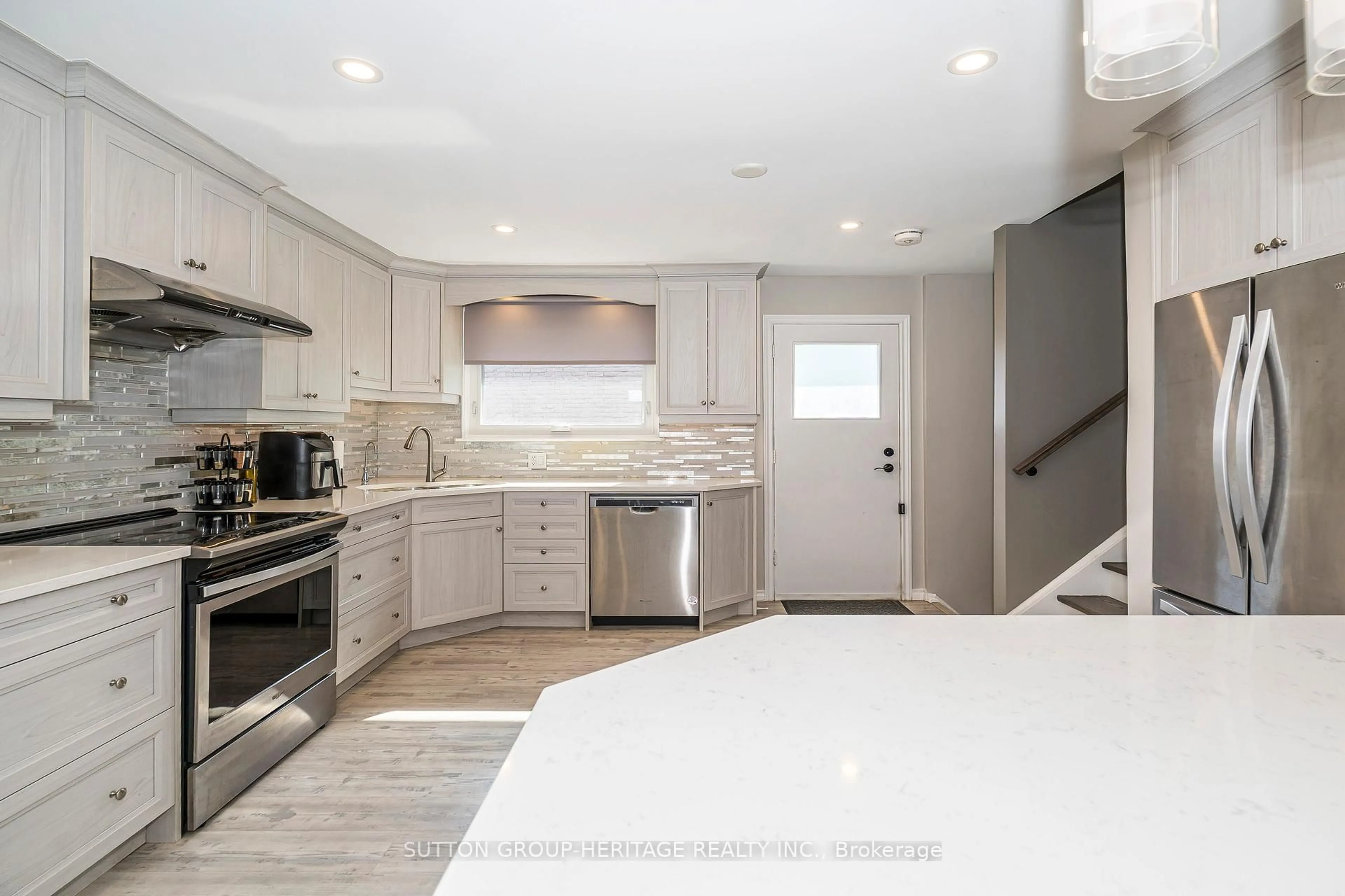 Open concept kitchen, ceramic/tile floor for 437 Sedan Cres, Oshawa Ontario L1H 3G4