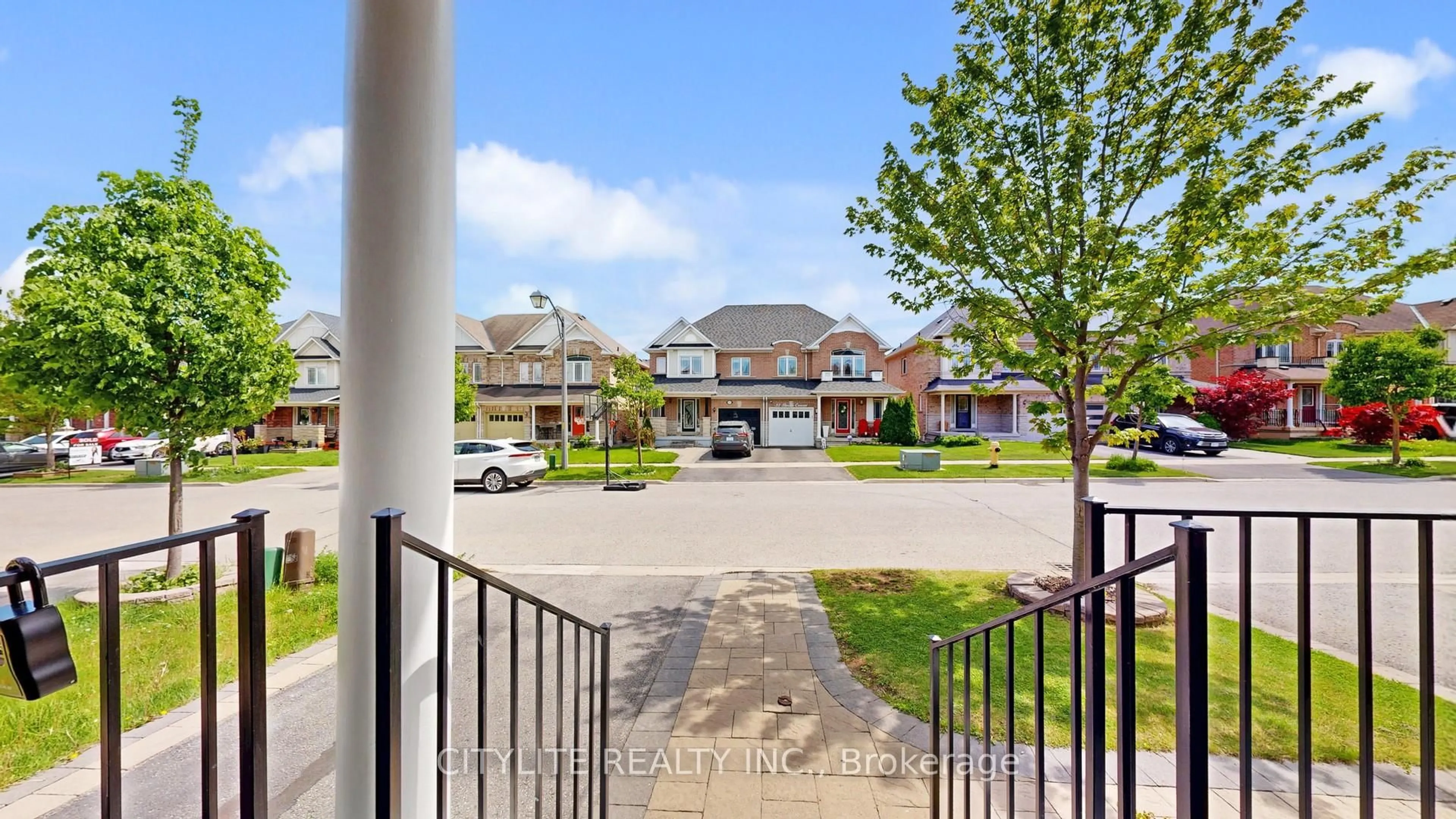 A pic from outside/outdoor area/front of a property/back of a property/a pic from drone, street for 18 Barden Cres, Ajax Ontario L1Z 2A8