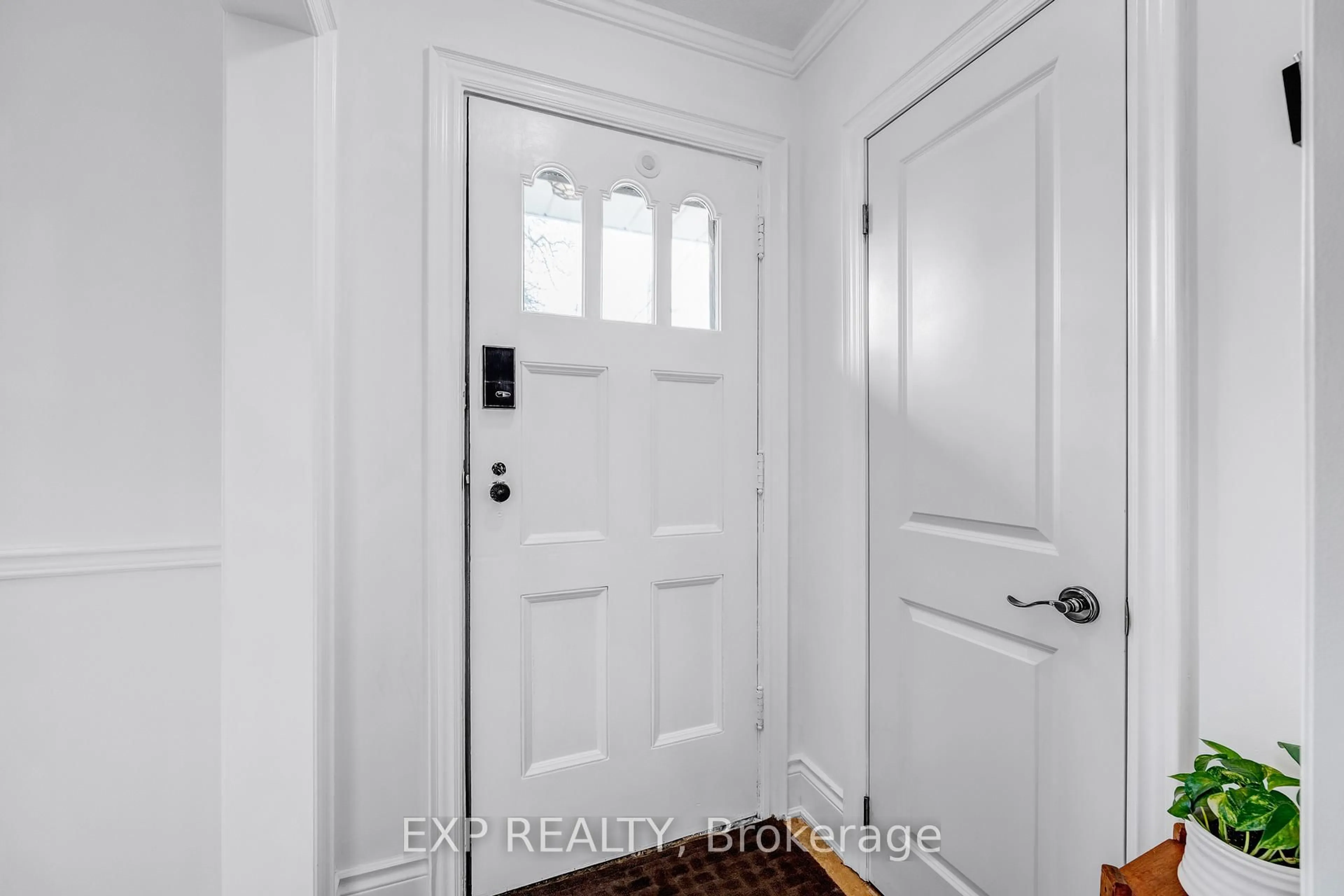 Indoor entryway for 16 Camilla Cres, Toronto Ontario M1L 1Z1