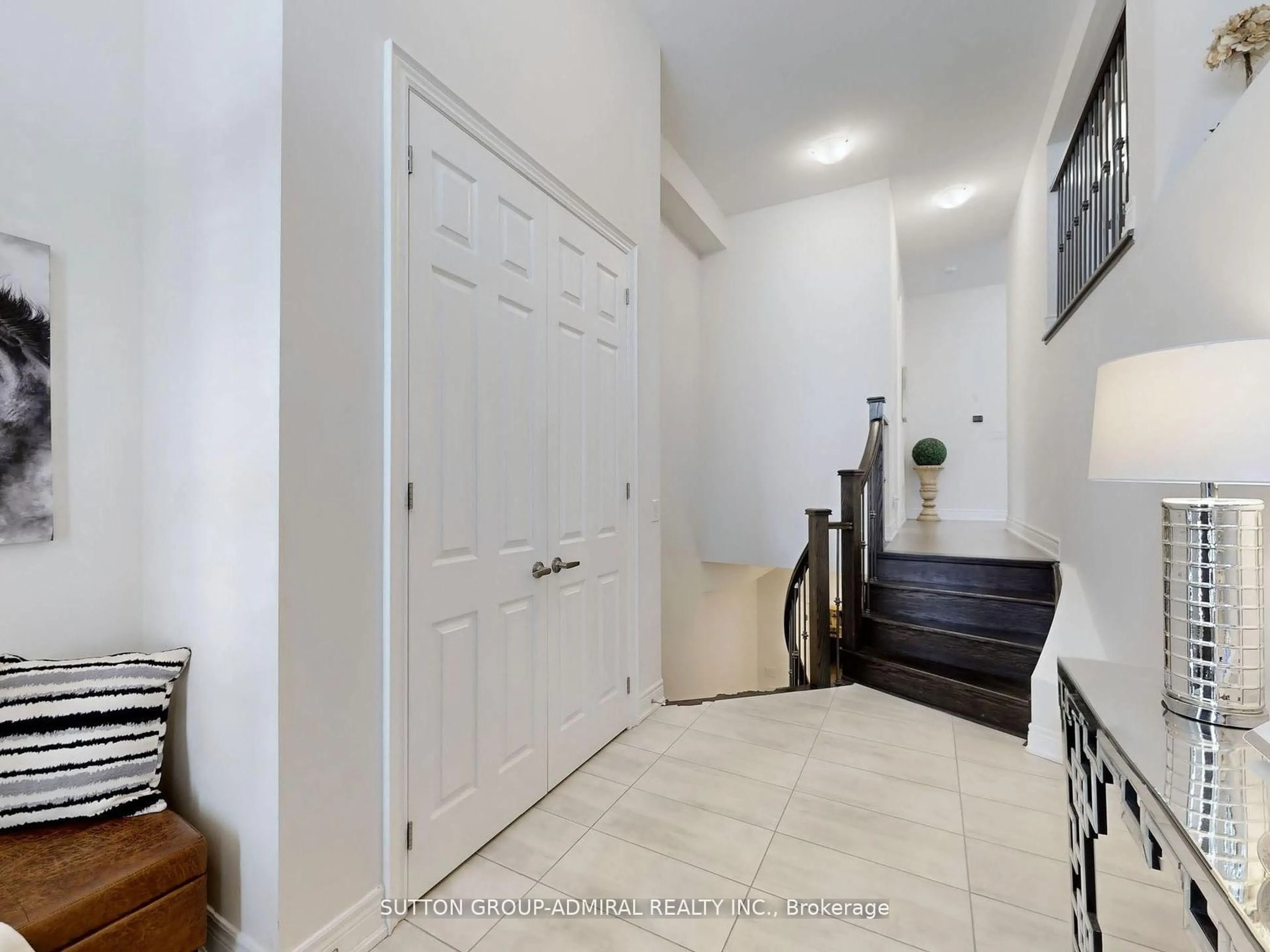 Indoor entryway for 40 Brabin Circ, Whitby Ontario L1P 0C1