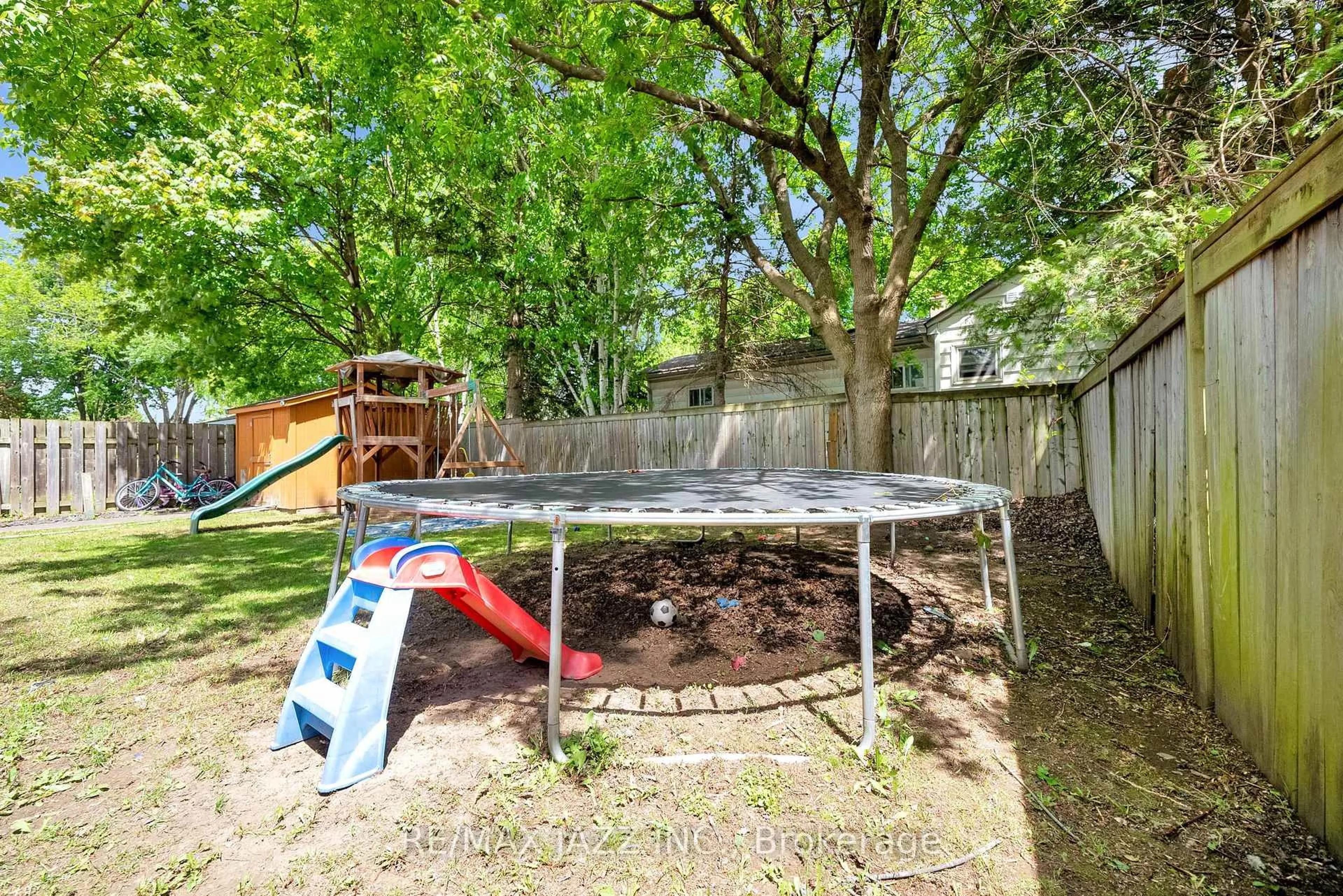 Patio, street for 1003 Centre St, Whitby Ontario L1N 4V4