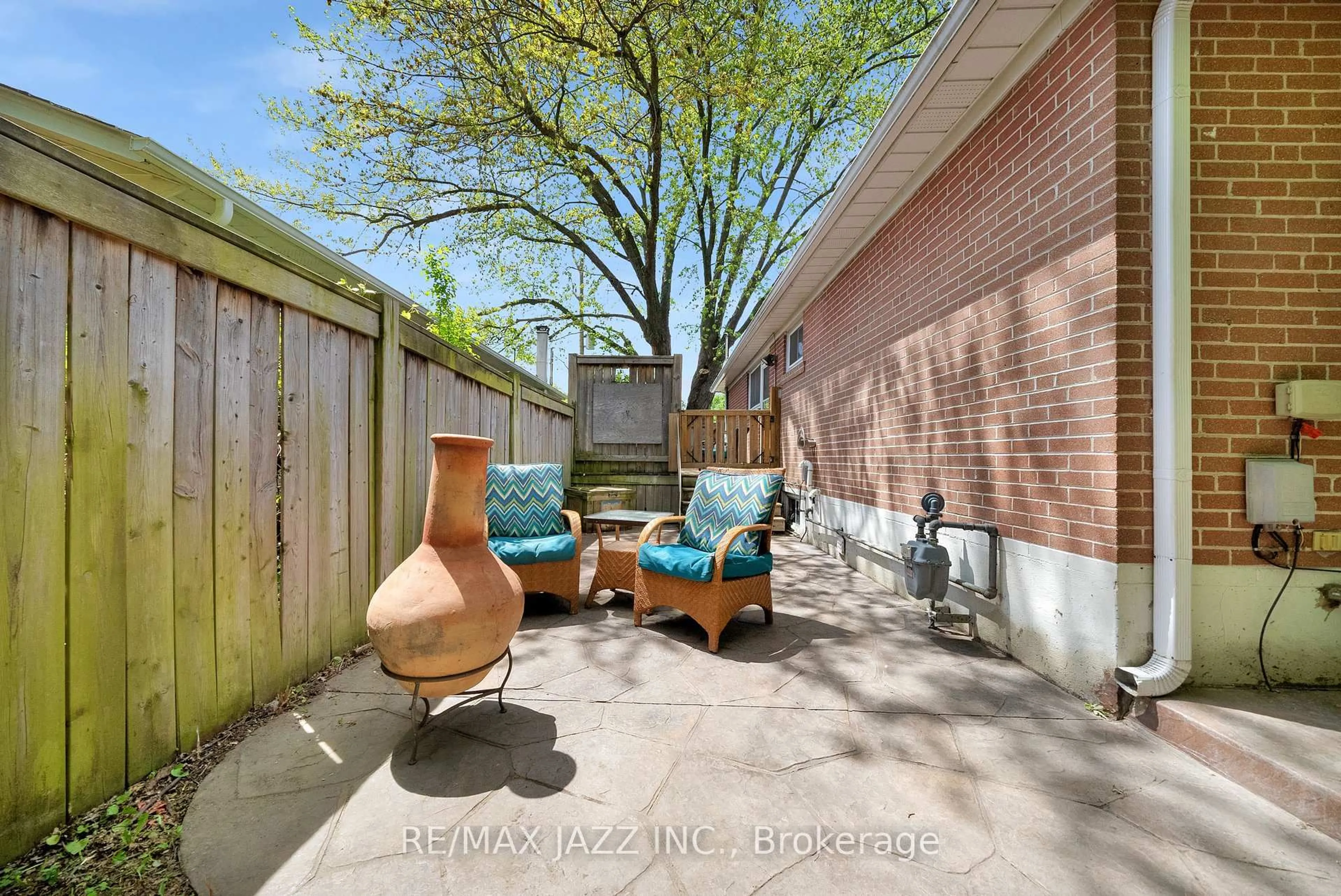 Patio, street for 1003 Centre St, Whitby Ontario L1N 4V4