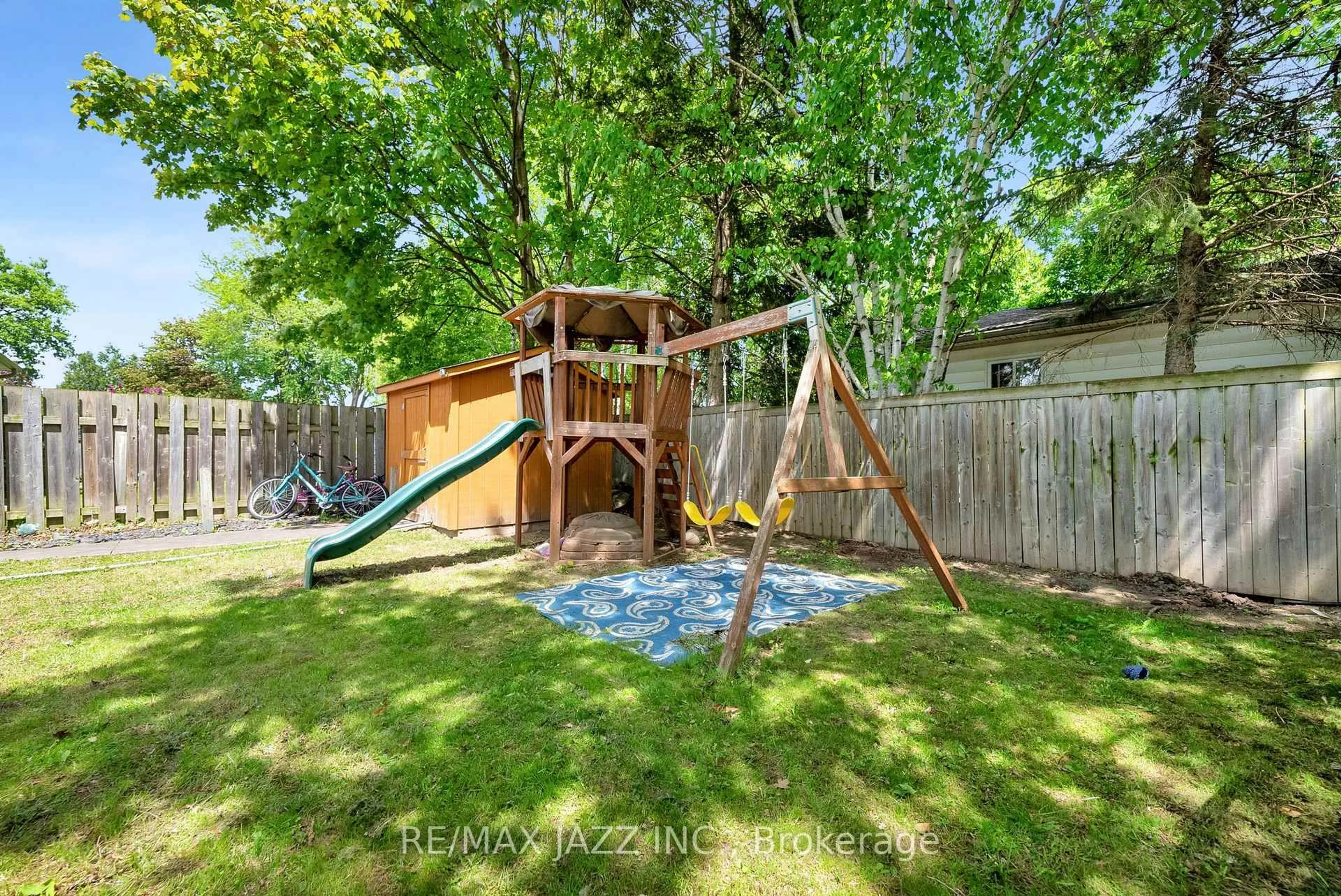 Unknown for 1003 Centre St, Whitby Ontario L1N 4V4