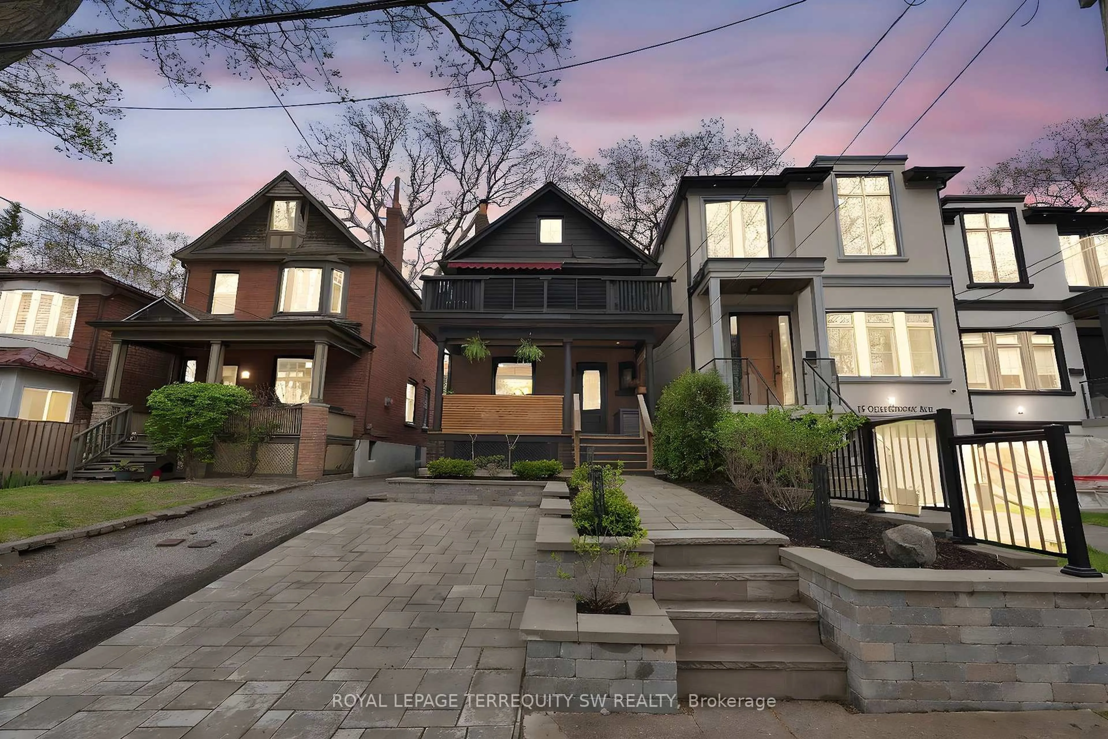 A pic from outside/outdoor area/front of a property/back of a property/a pic from drone, street for 17 Queensbury Ave, Toronto Ontario M1N 2X8