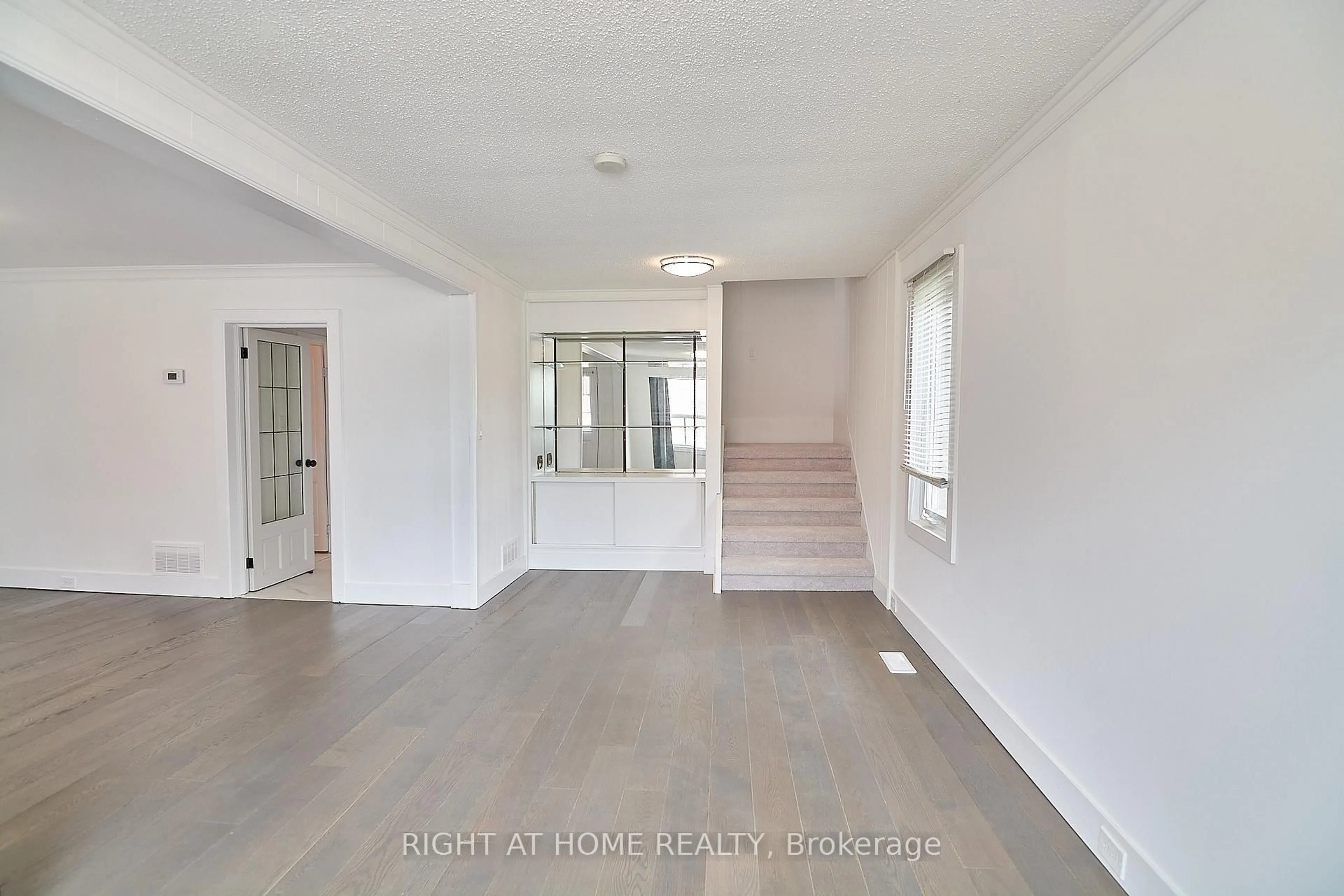 A pic of a room for 105 Conant St, Oshawa Ontario L1H 3R5
