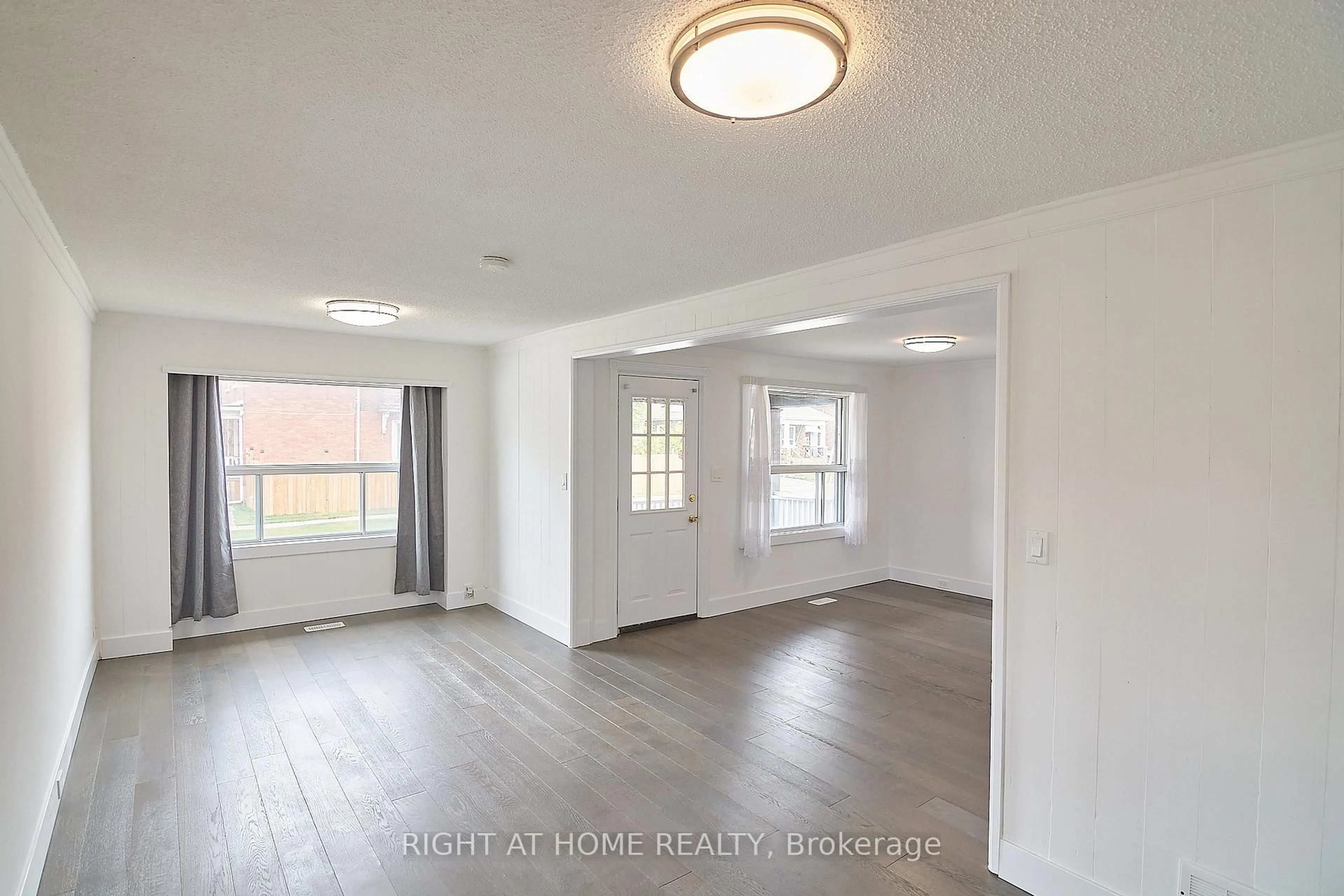 A pic of a room for 105 Conant St, Oshawa Ontario L1H 3R5
