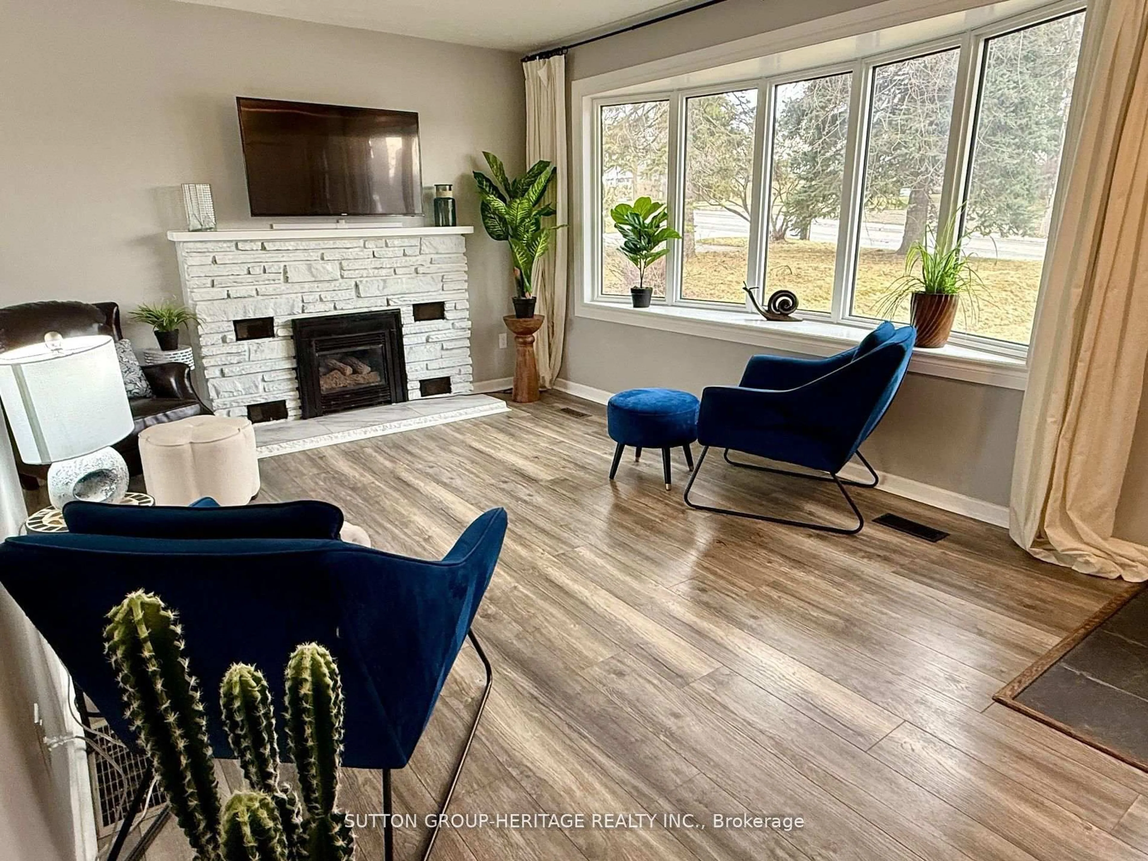Living room with furniture, wood/laminate floor for 1838 Scugog St, Scugog Ontario L9L 1H8