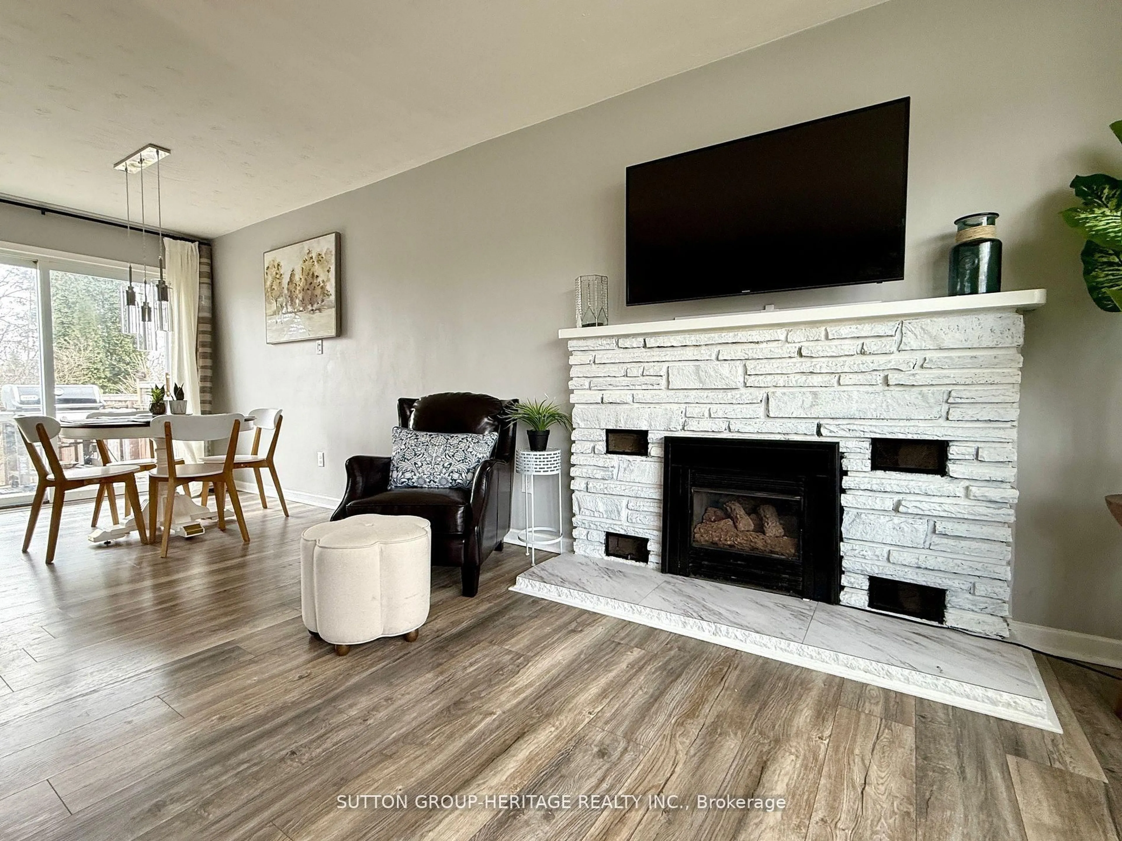 Living room with furniture, unknown for 1838 Scugog St, Scugog Ontario L9L 1H8