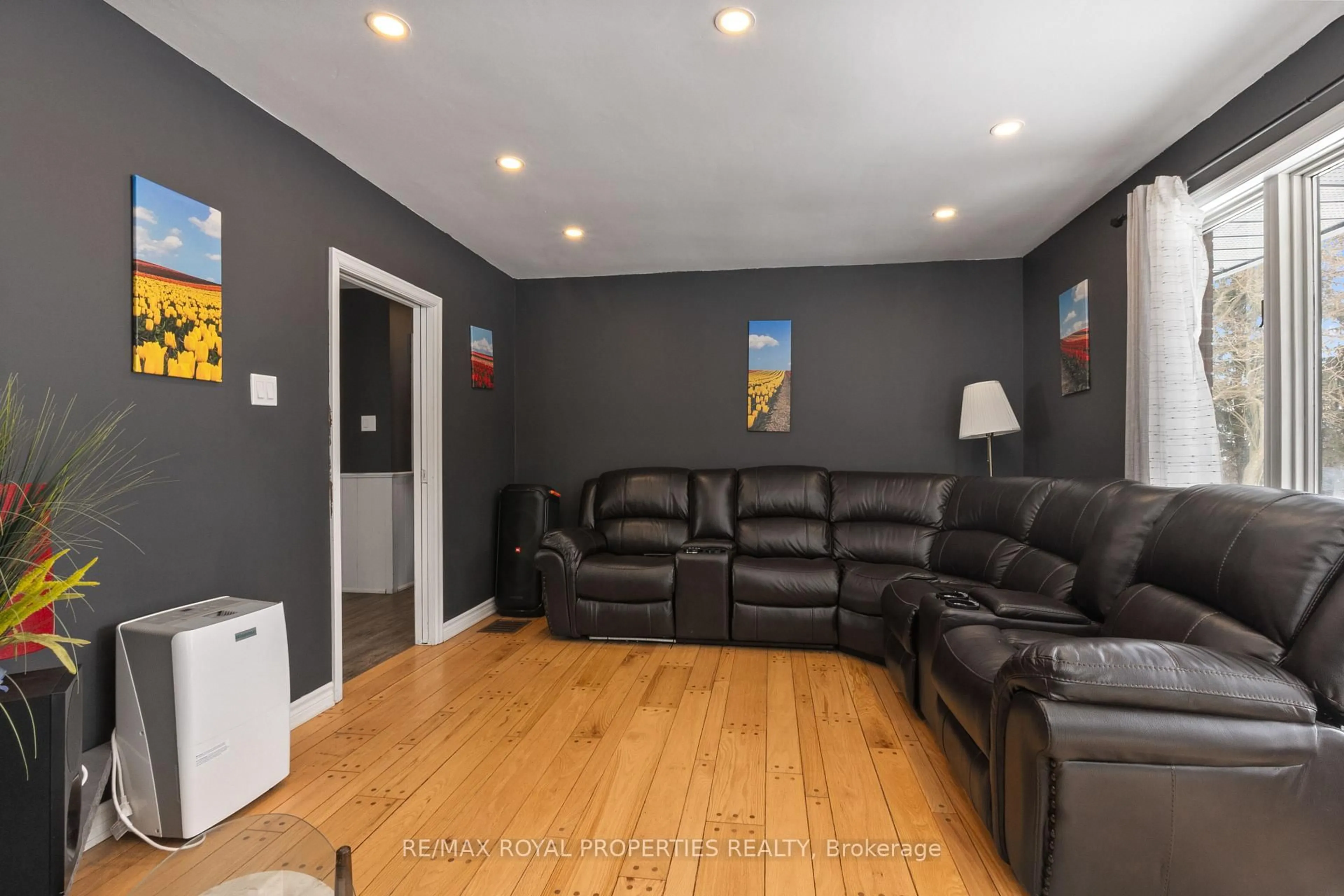 Home theater for 10950 Simcoe St, Scugog Ontario L9L 1B3