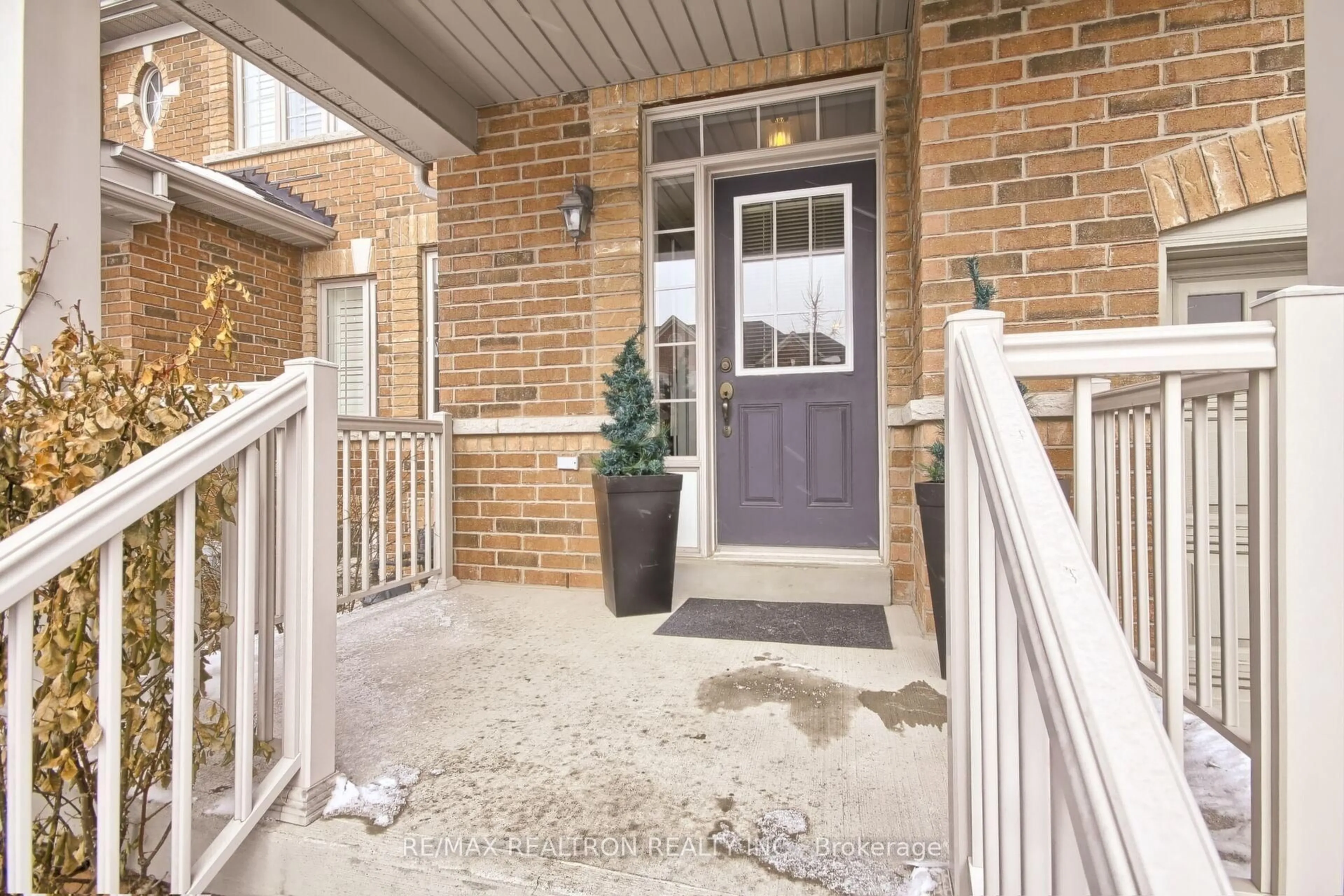 Indoor entryway for 24 Westport Dr, Whitby Ontario L1R 0J3