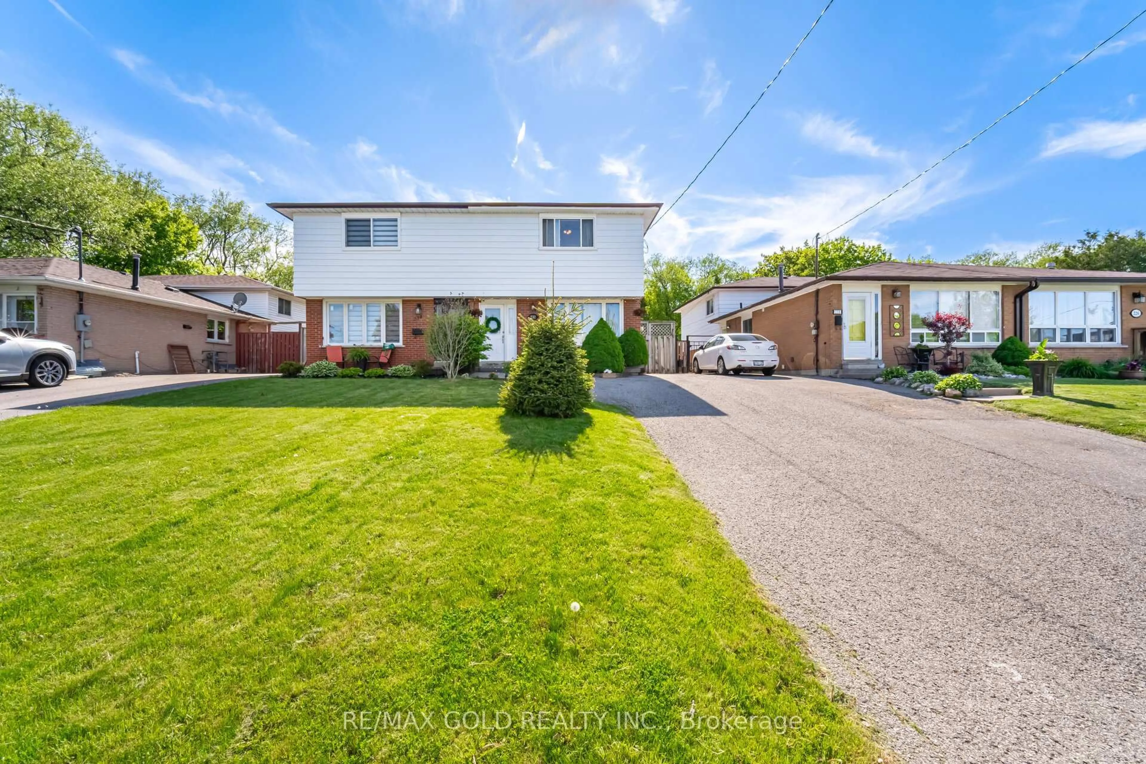 A pic from outside/outdoor area/front of a property/back of a property/a pic from drone, street for 232 Durham St, Oshawa Ontario L1J 5R3