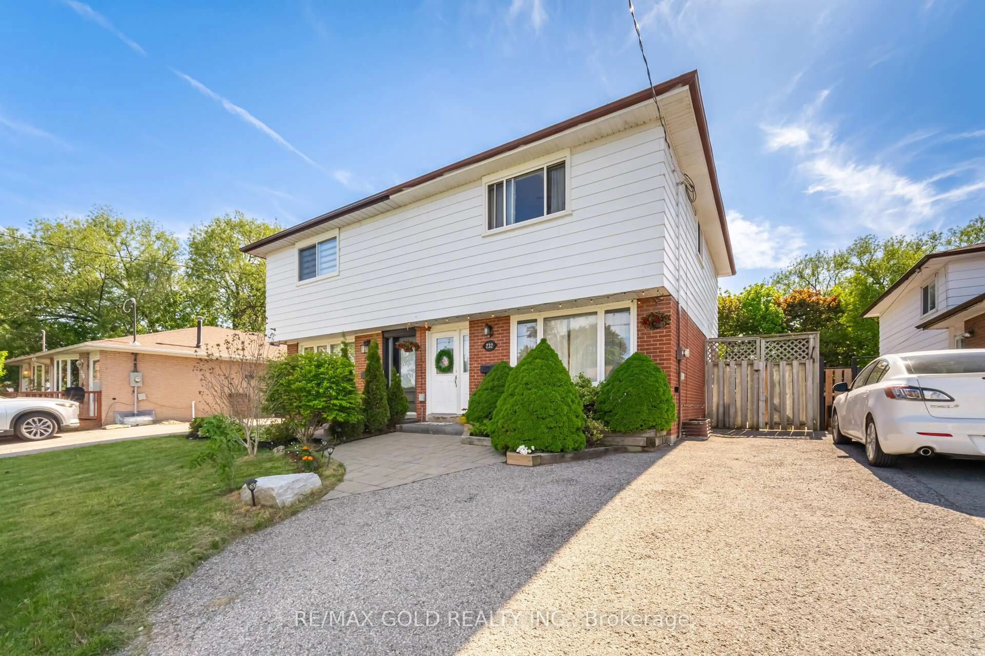 A pic from outside/outdoor area/front of a property/back of a property/a pic from drone, street for 232 Durham St, Oshawa Ontario L1J 5R3