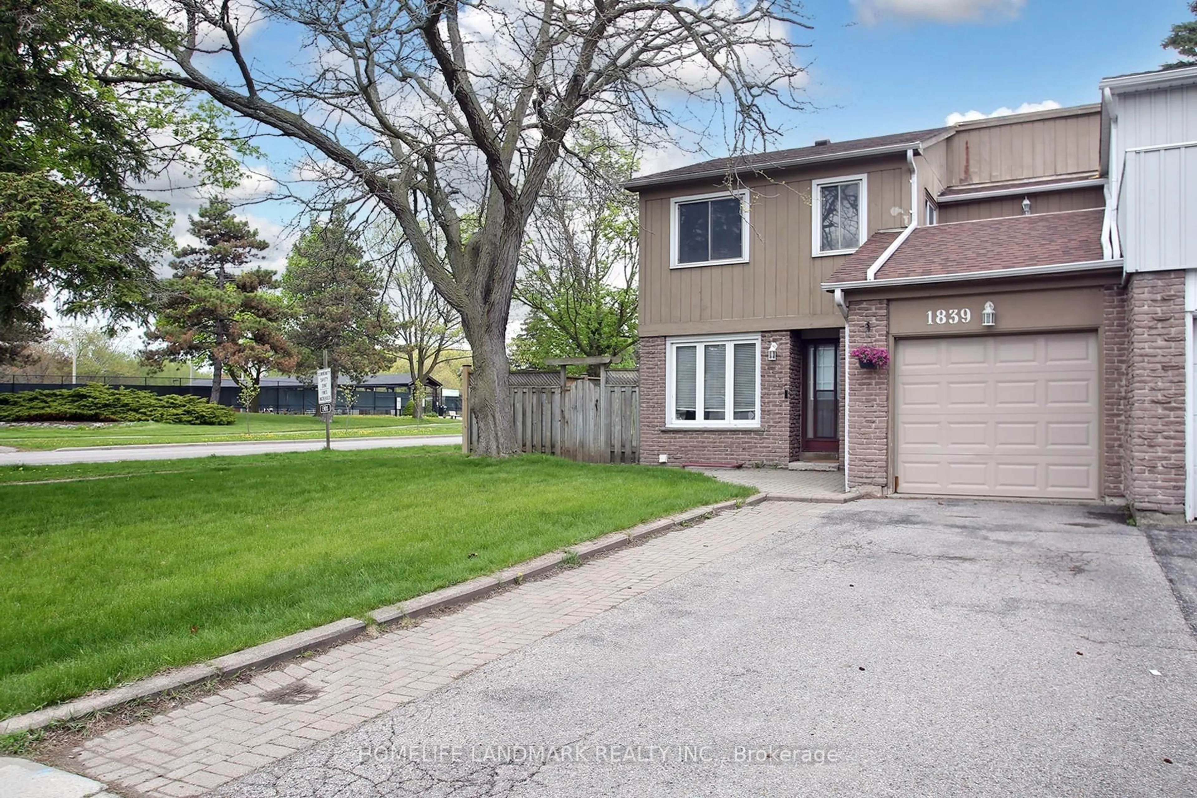 A pic from outside/outdoor area/front of a property/back of a property/a pic from drone, street for 1839 Walnut Lane, Pickering Ontario L1V 2X5