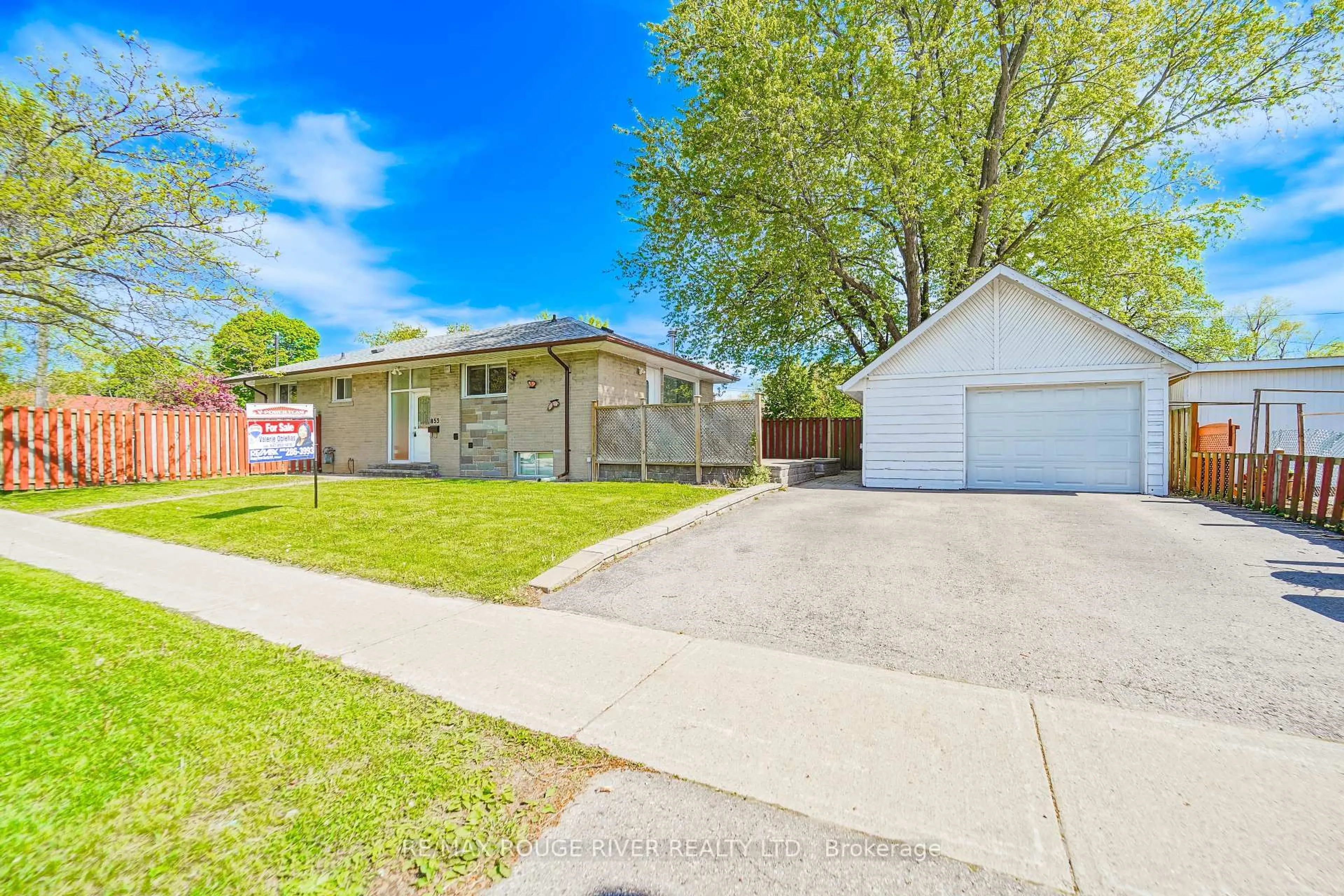 A pic from outside/outdoor area/front of a property/back of a property/a pic from drone, street for 853 Brimorton Dr, Toronto Ontario M1G 2T4