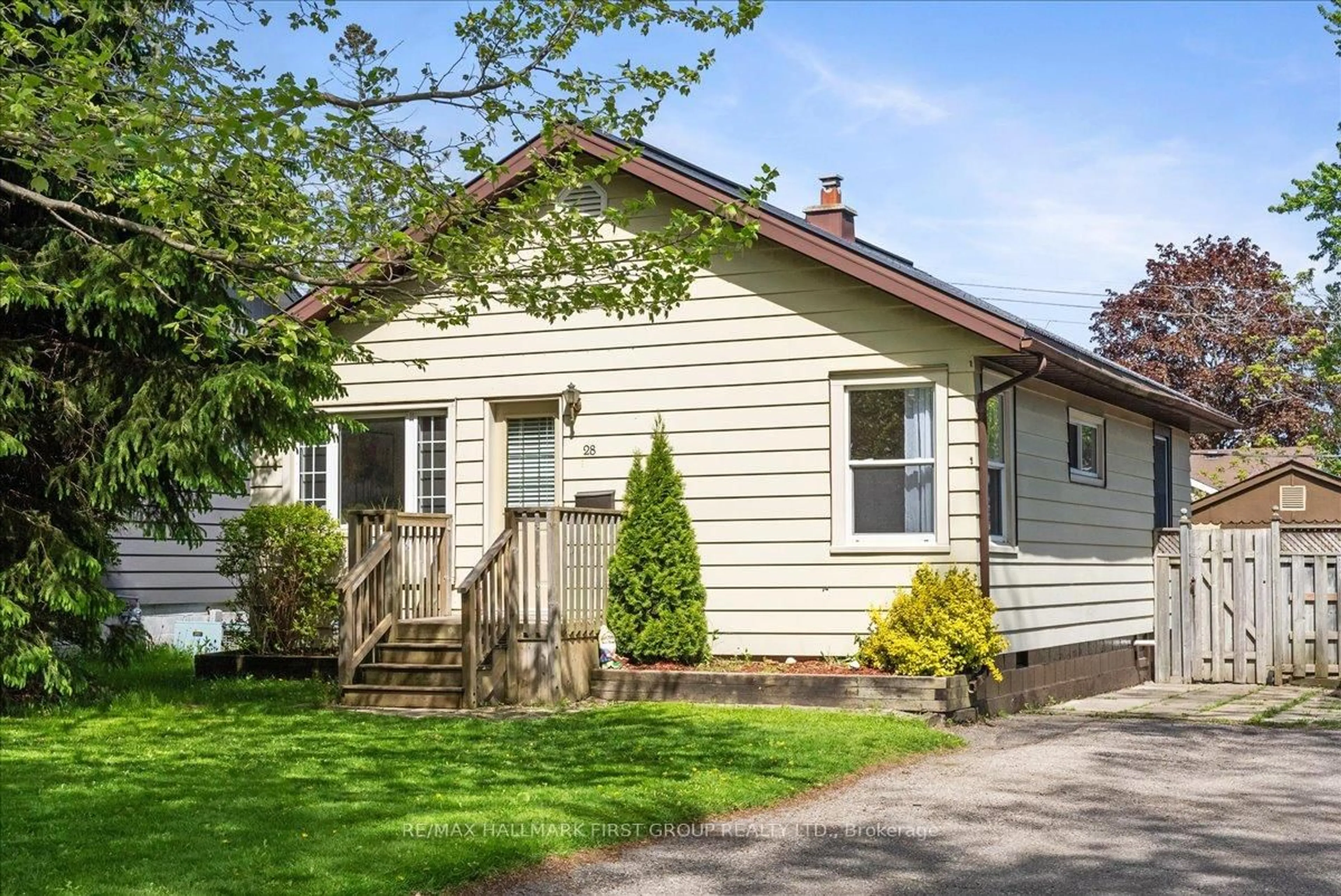 Home with vinyl exterior material, street for 28 Beech St, Ajax Ontario L1S 1W1