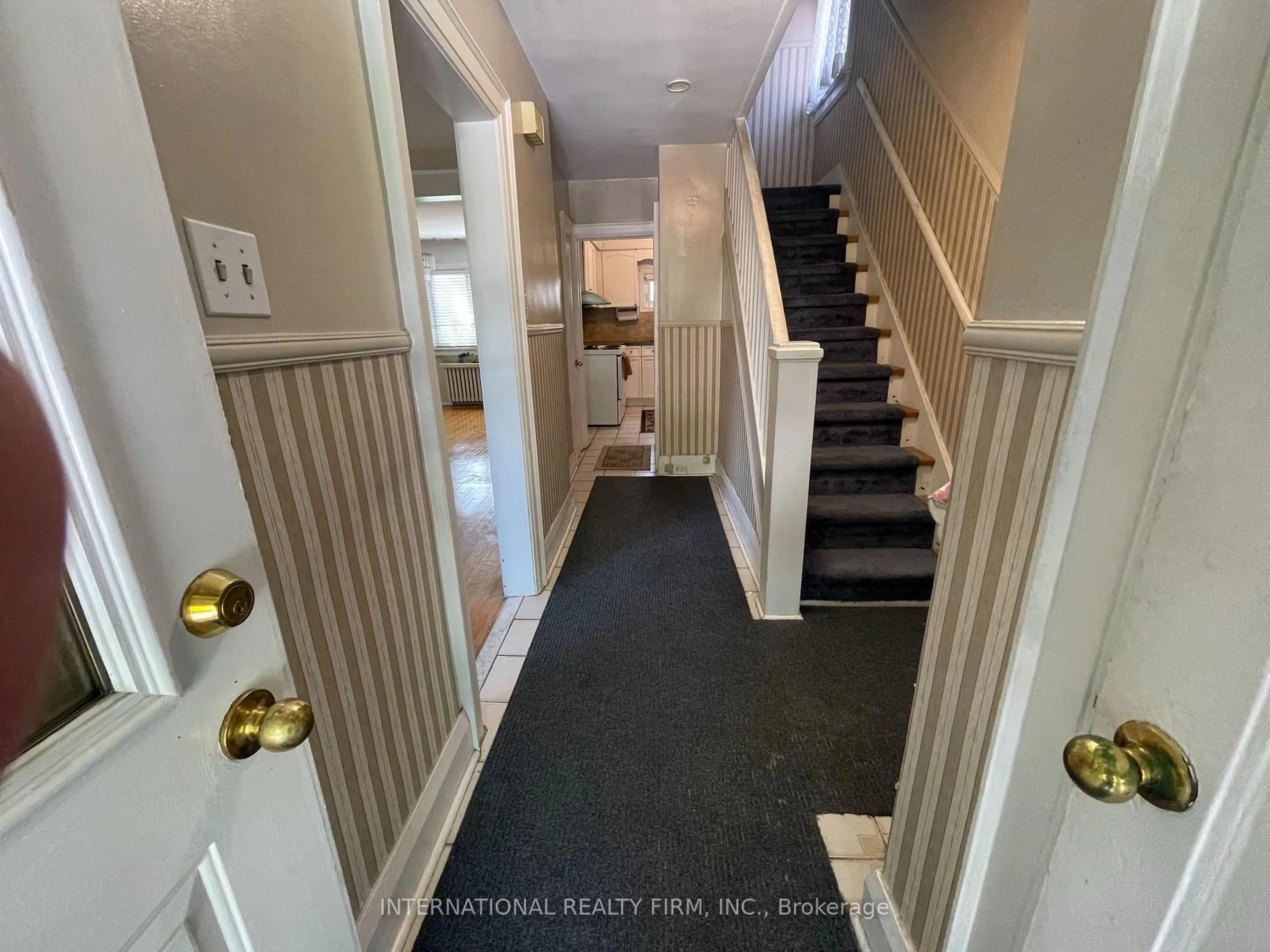 Indoor foyer for 419 Mortimer Ave, Toronto Ontario M4J 2E8
