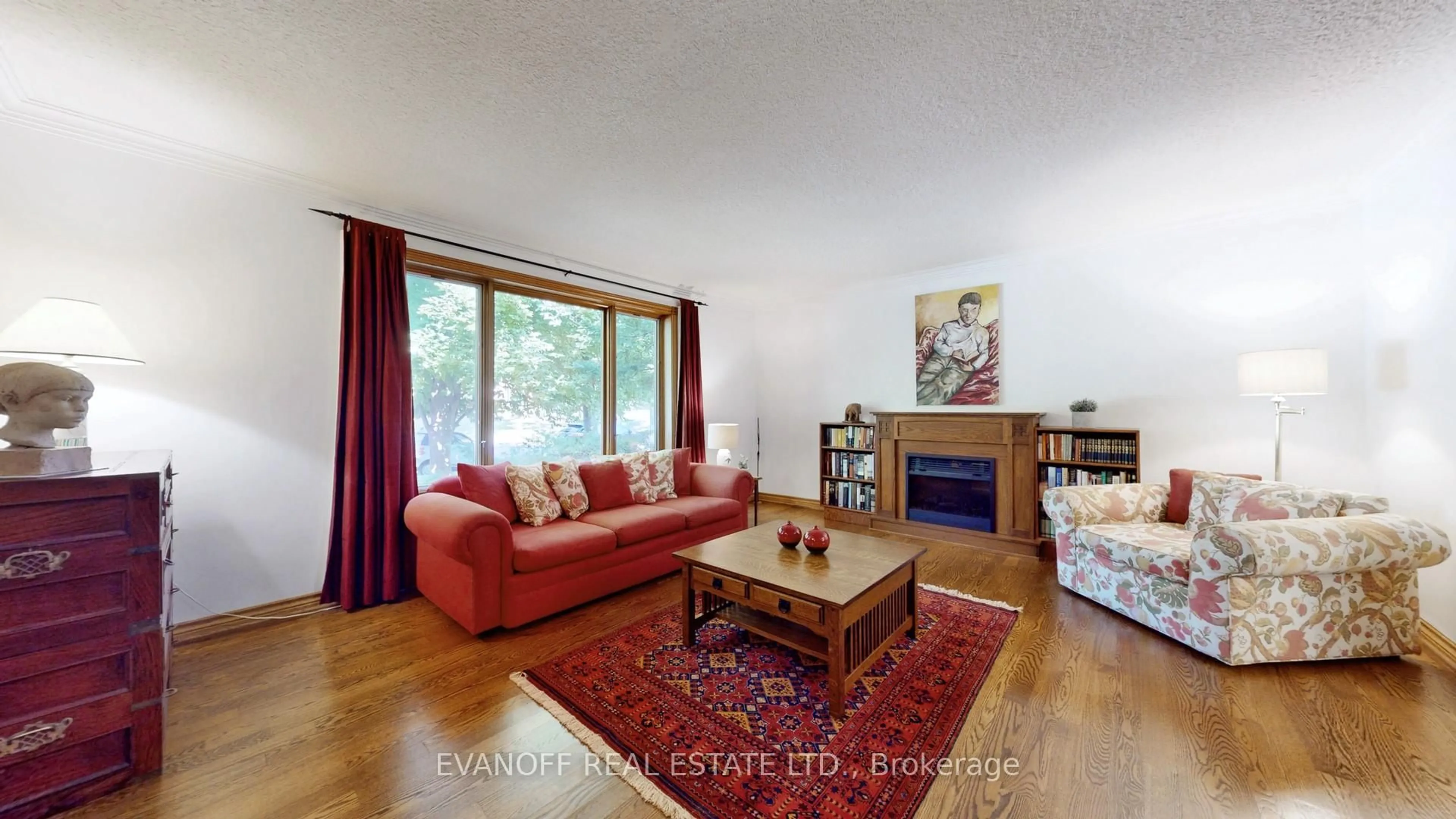 Living room with furniture, wood/laminate floor for 15 Scenic Hill Crt, Toronto Ontario M1C 3V5