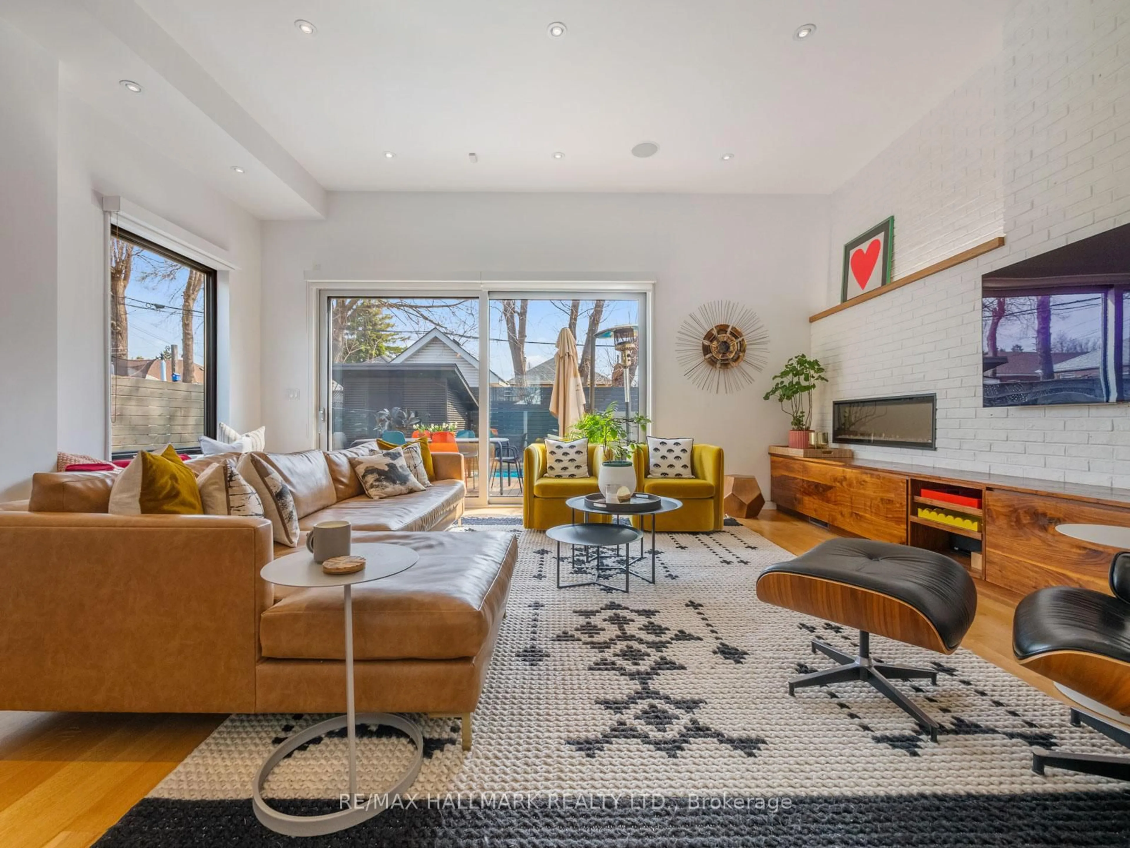 Living room with furniture, unknown for 29 Treadway Blvd, Toronto Ontario M4C 3H6