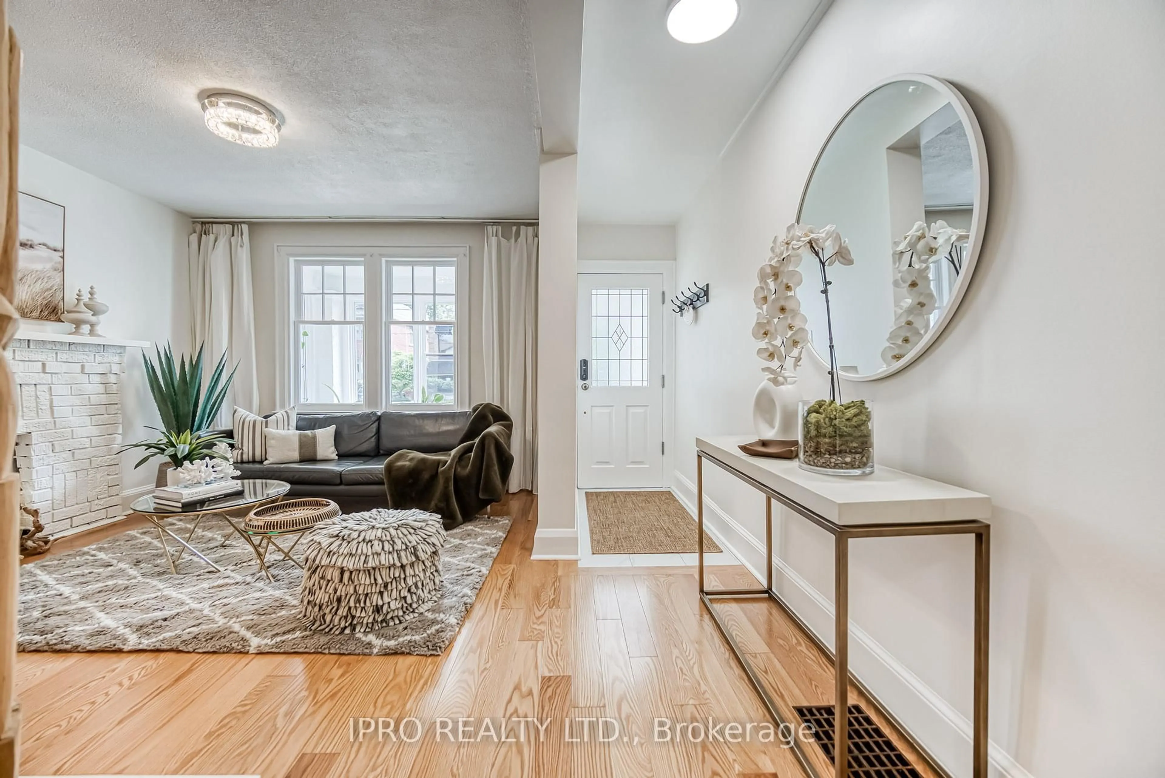 Indoor entryway for 962 Logan Ave, Toronto Ontario M4K 3E5