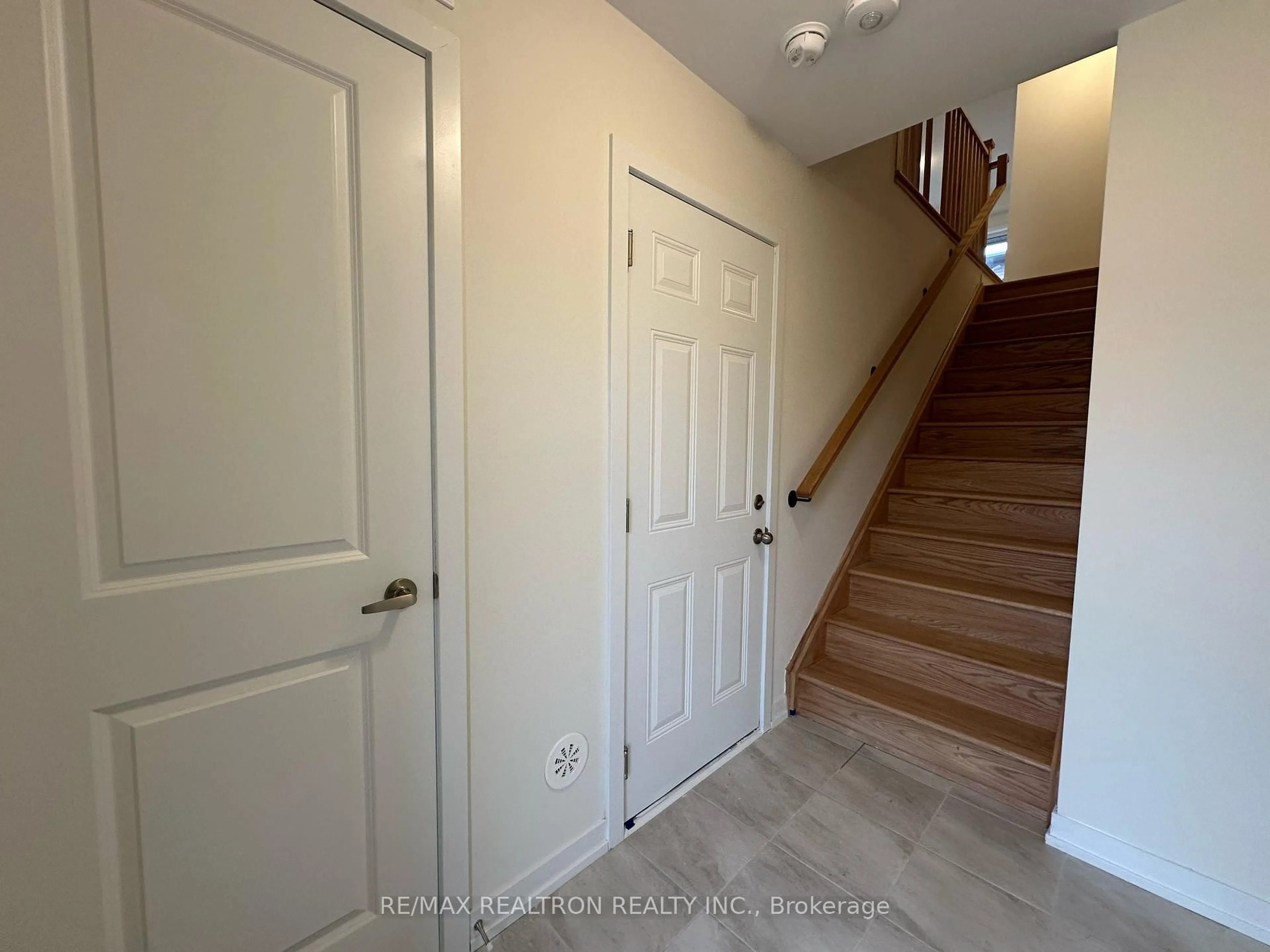 Indoor entryway for 1695 Dersan St #705, Pickering Ontario L1X 0S8