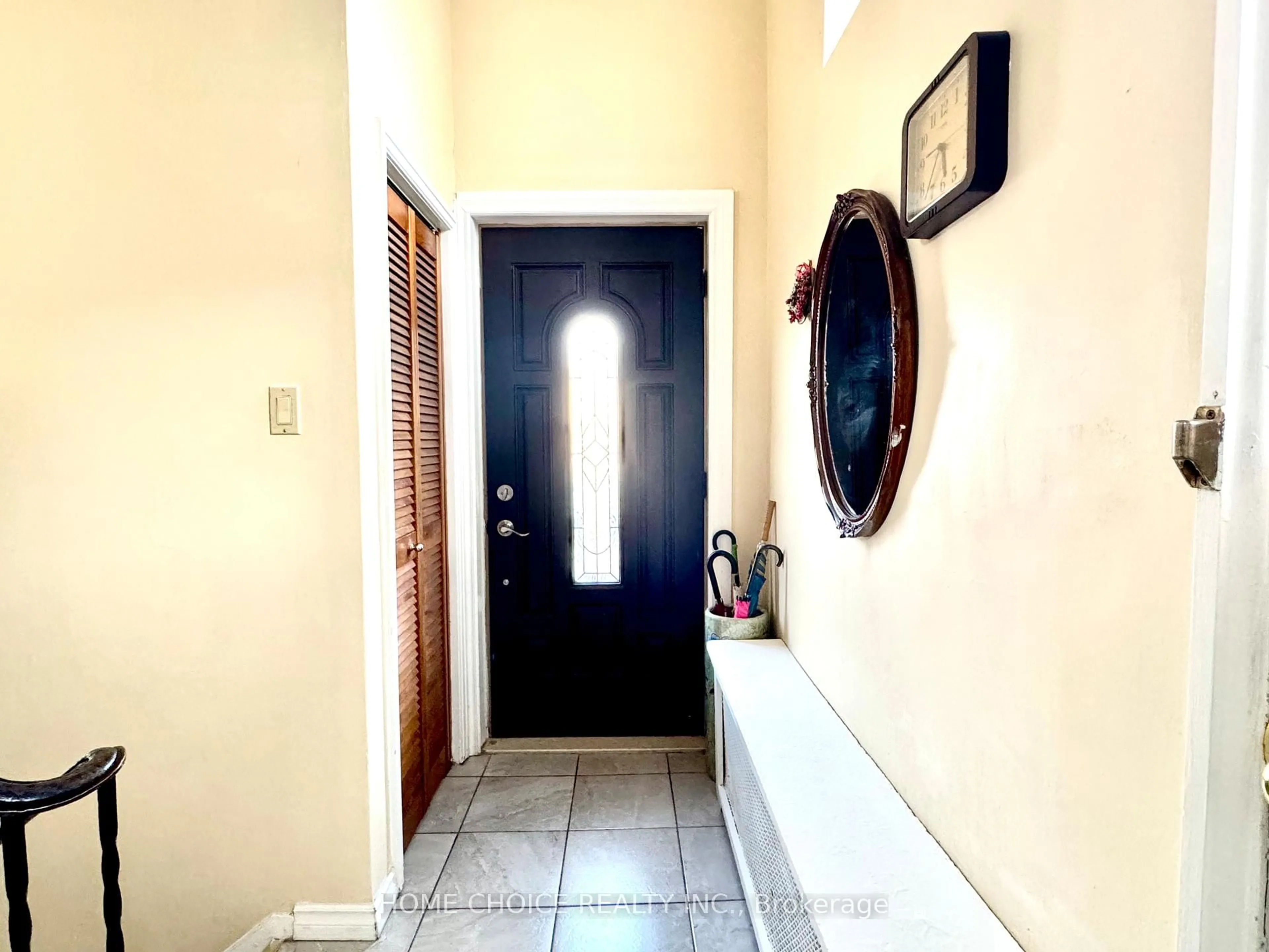 Indoor foyer for 48 South Woodrow Blvd, Toronto Ontario M1N 3L6