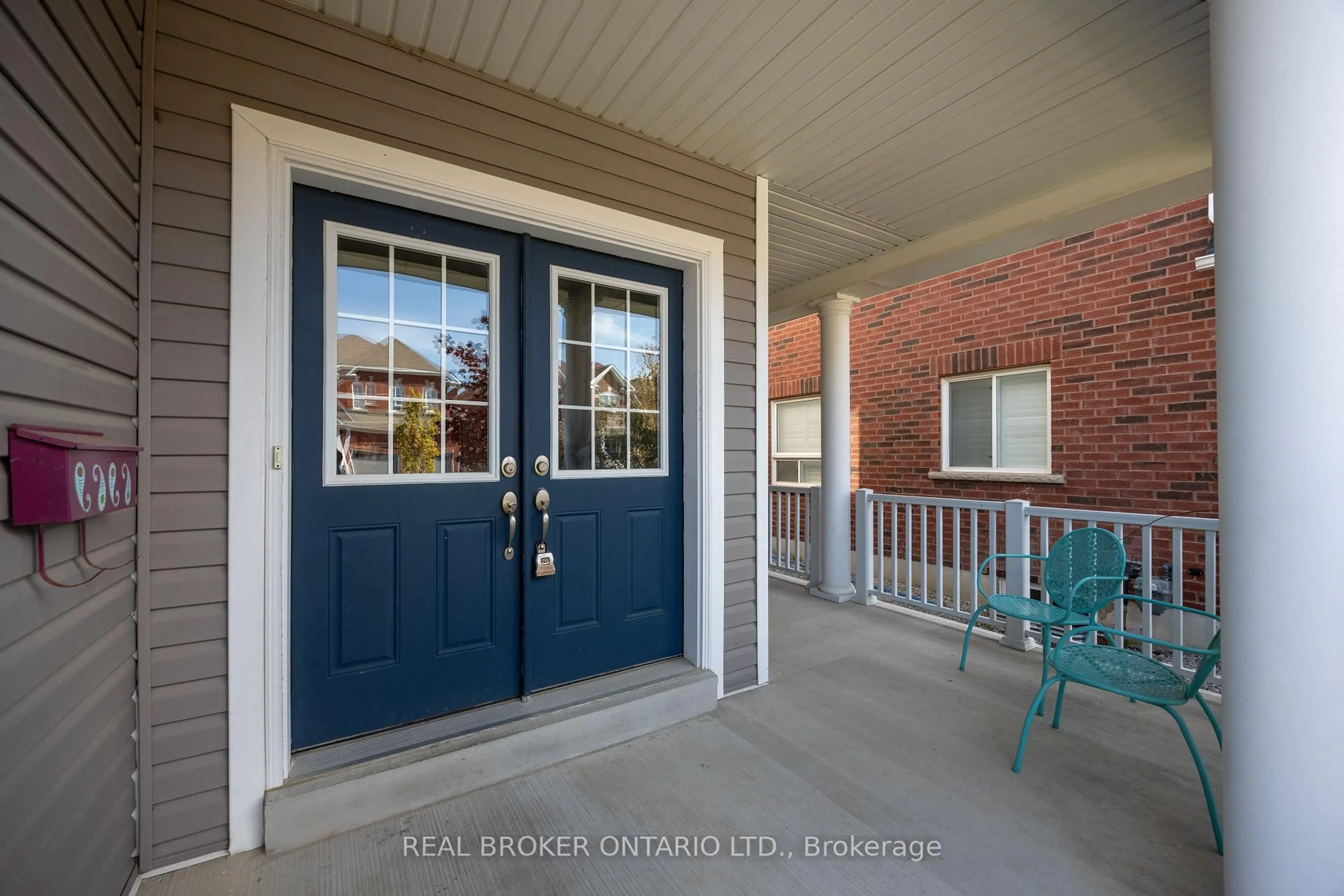 Indoor entryway for 2028 Hunking Dr, Oshawa Ontario L1K 0V3