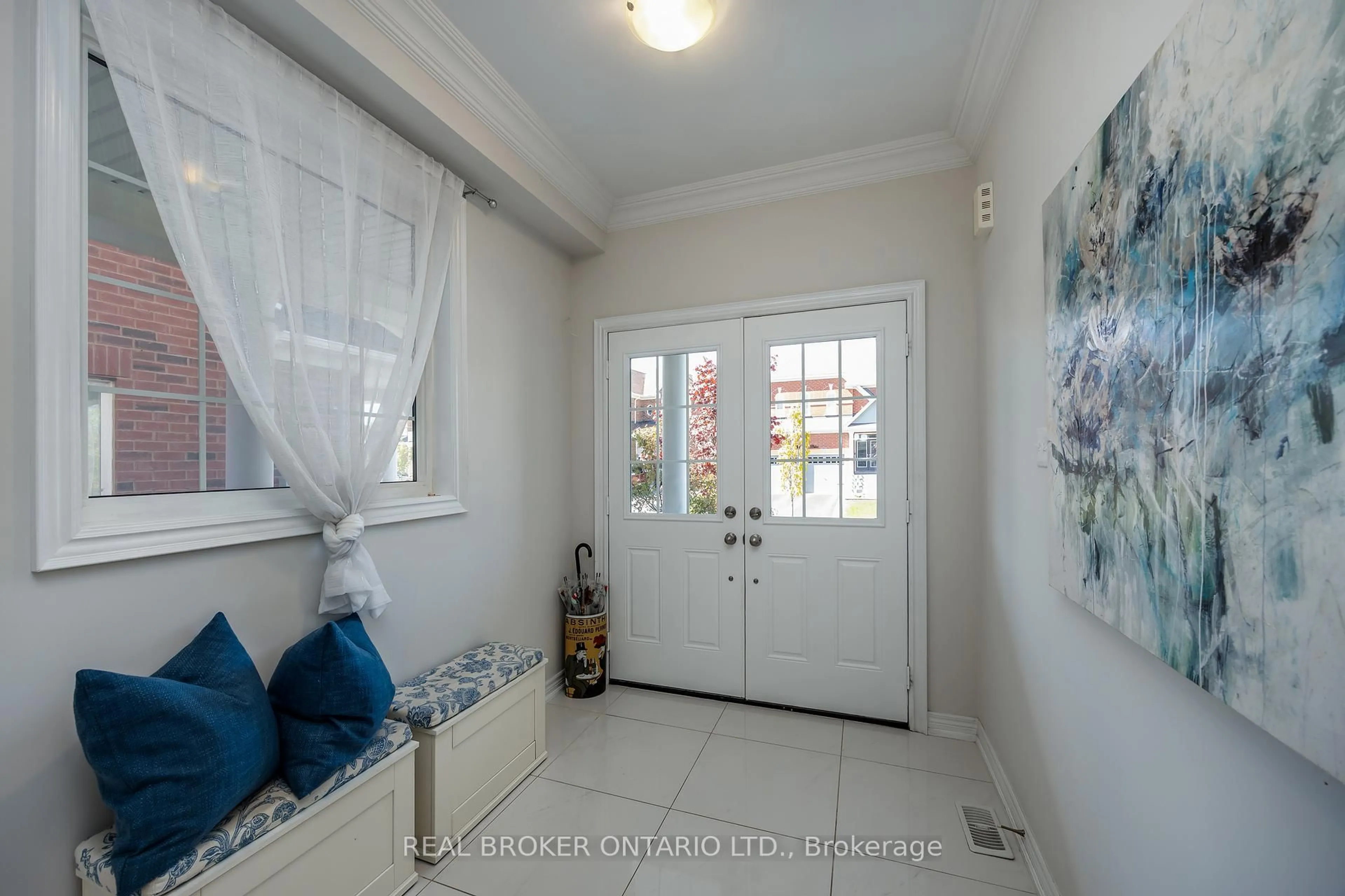 Indoor entryway for 2028 Hunking Dr, Oshawa Ontario L1K 0V3