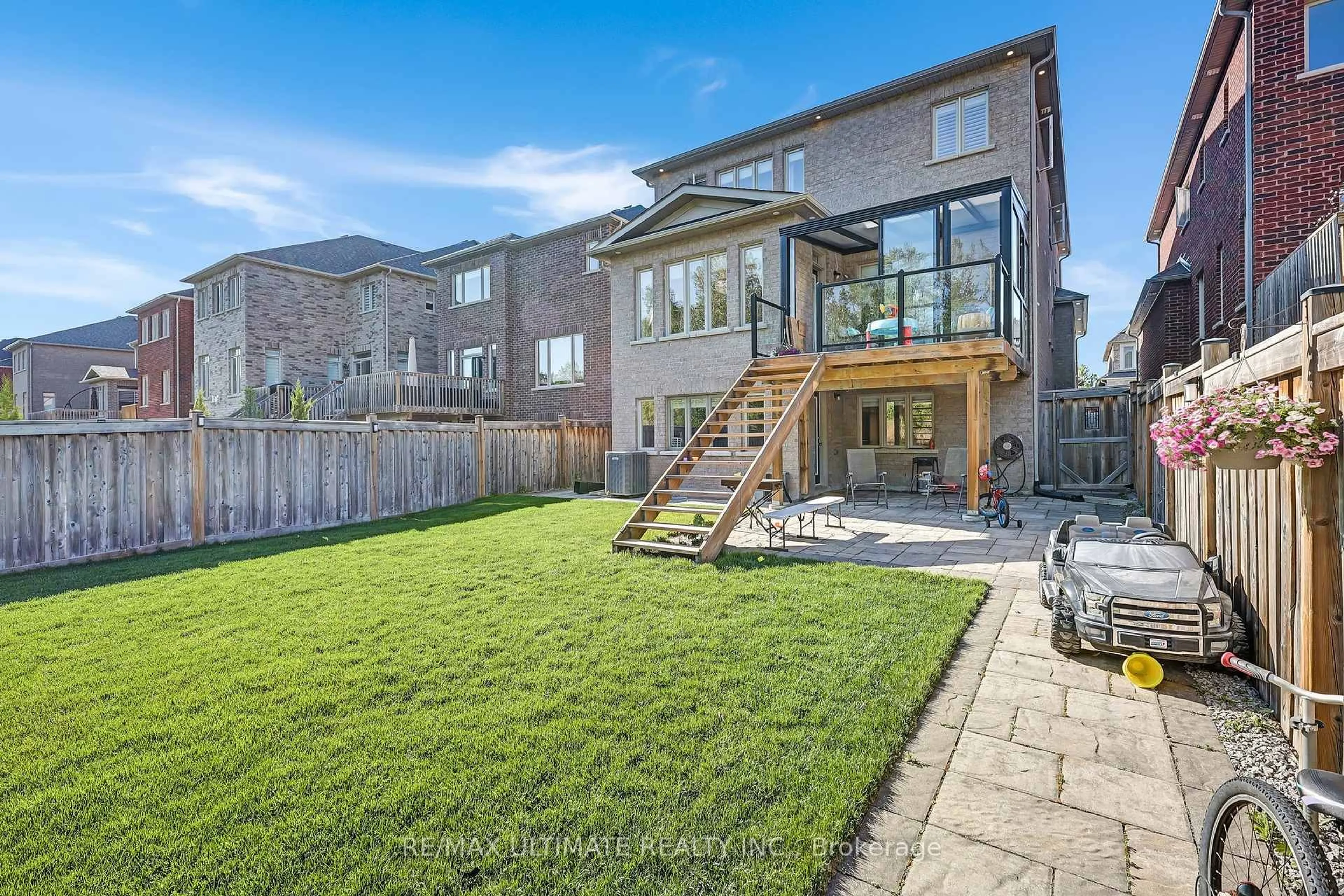 Unknown for 42 Donwoods Cres, Whitby Ontario L1R 0N1