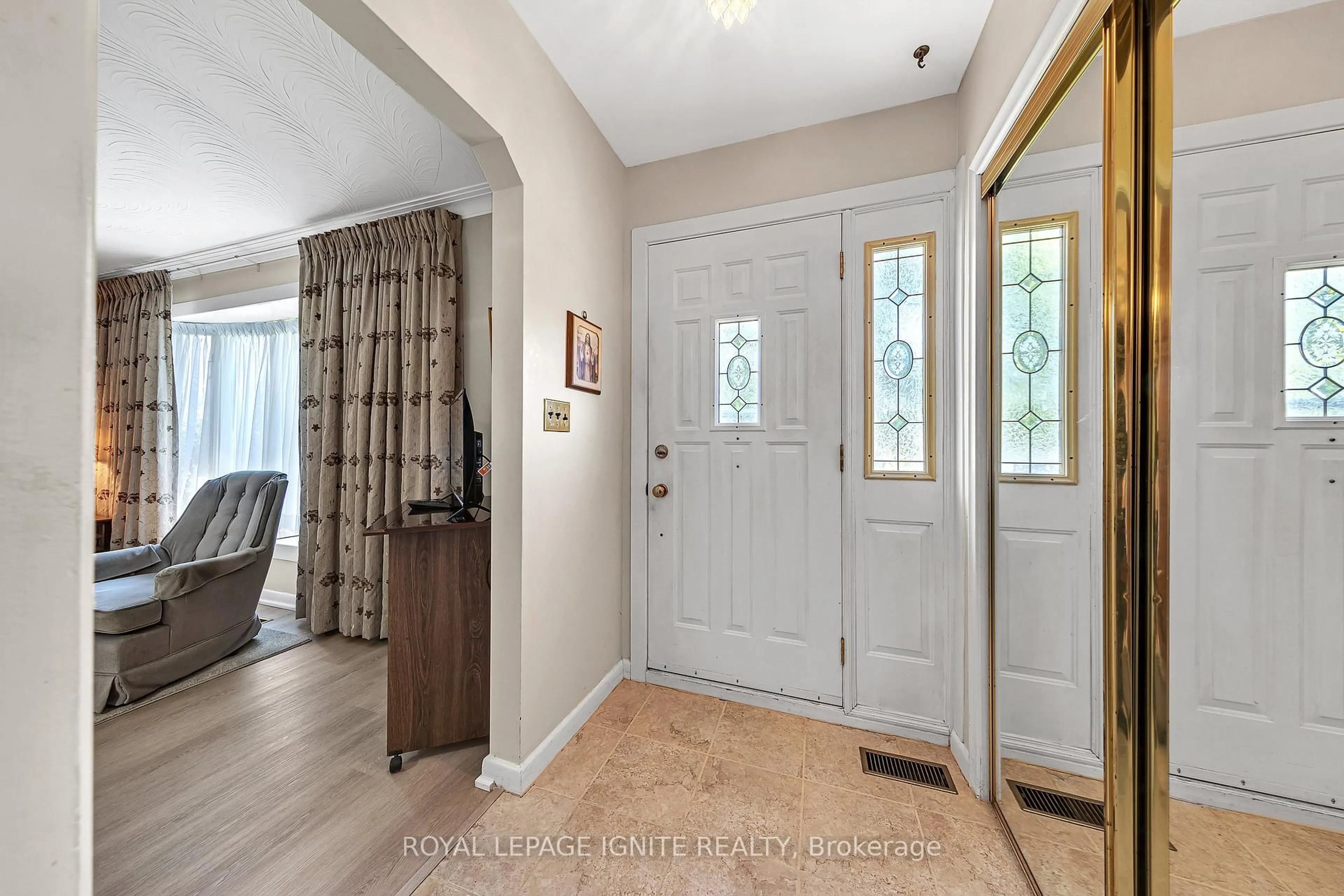 Indoor entryway for 24 Beran Dr, Toronto Ontario M1G 1G1
