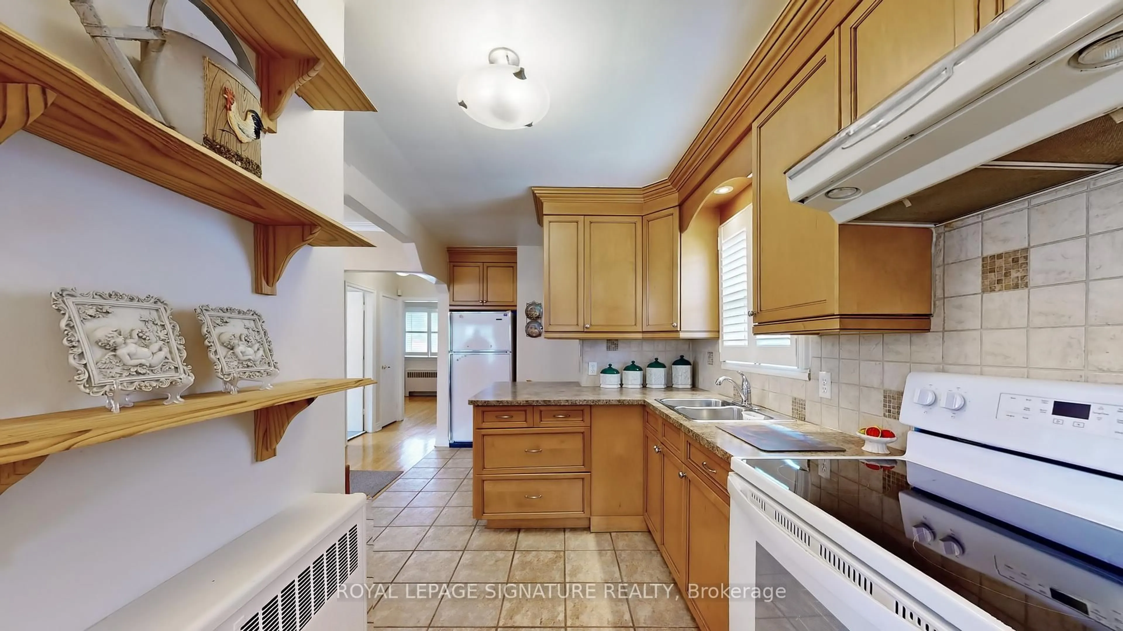 Standard kitchen, ceramic/tile floor for 102 Murray Glen Dr, Toronto Ontario M1R 3K2