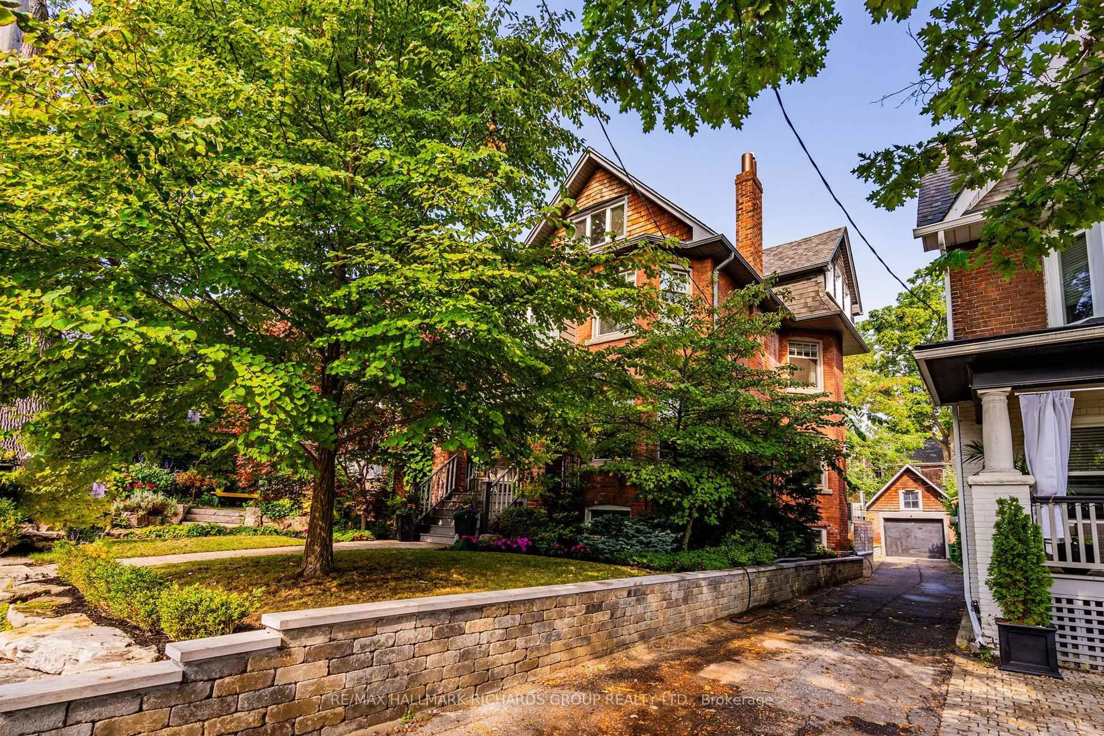 Patio, street for 107 Lee Ave, Toronto Ontario M4E 2P2