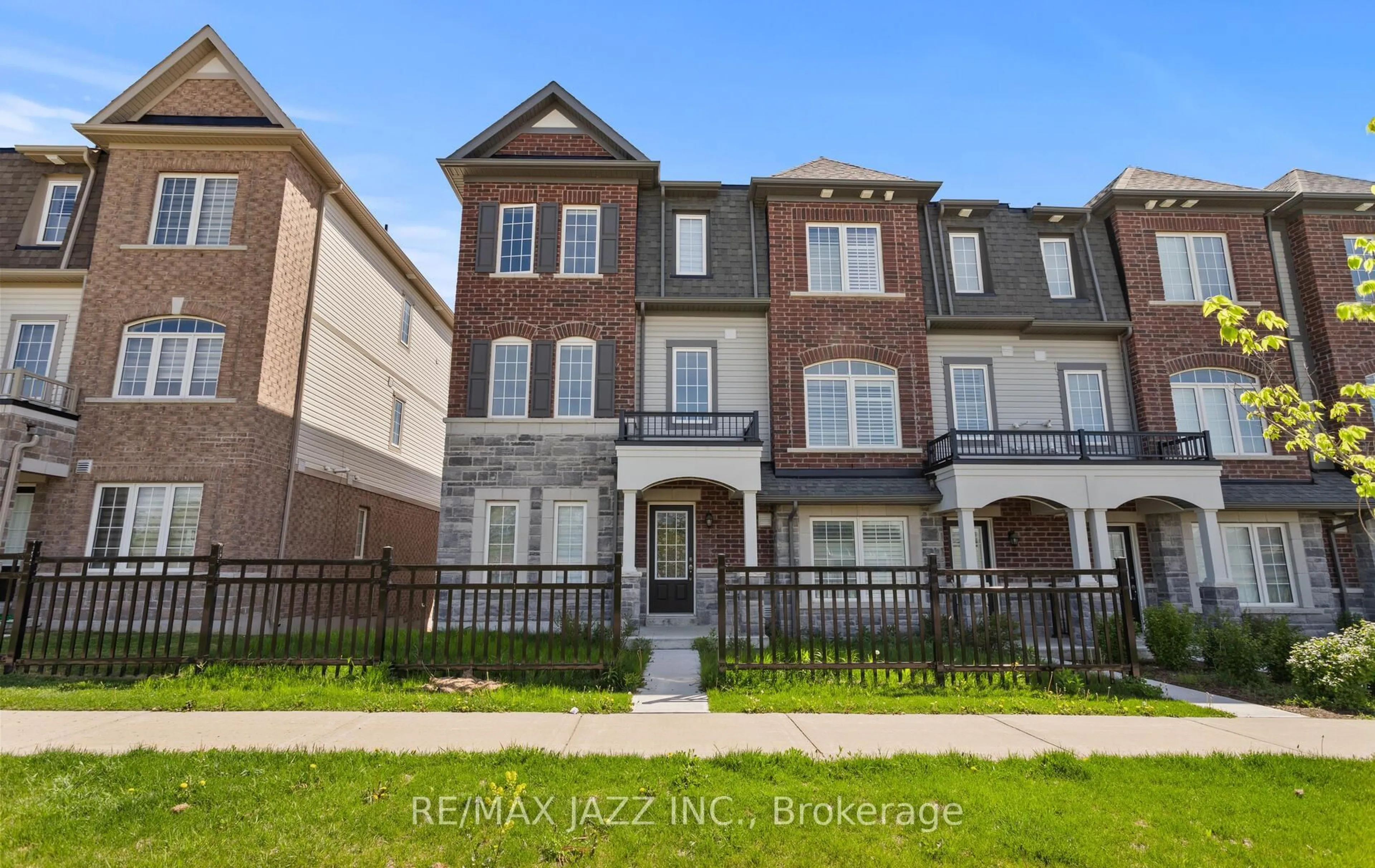 A pic from outside/outdoor area/front of a property/back of a property/a pic from drone, building for 87 Honey Crisp Lane, Clarington Ontario L1C 7H7