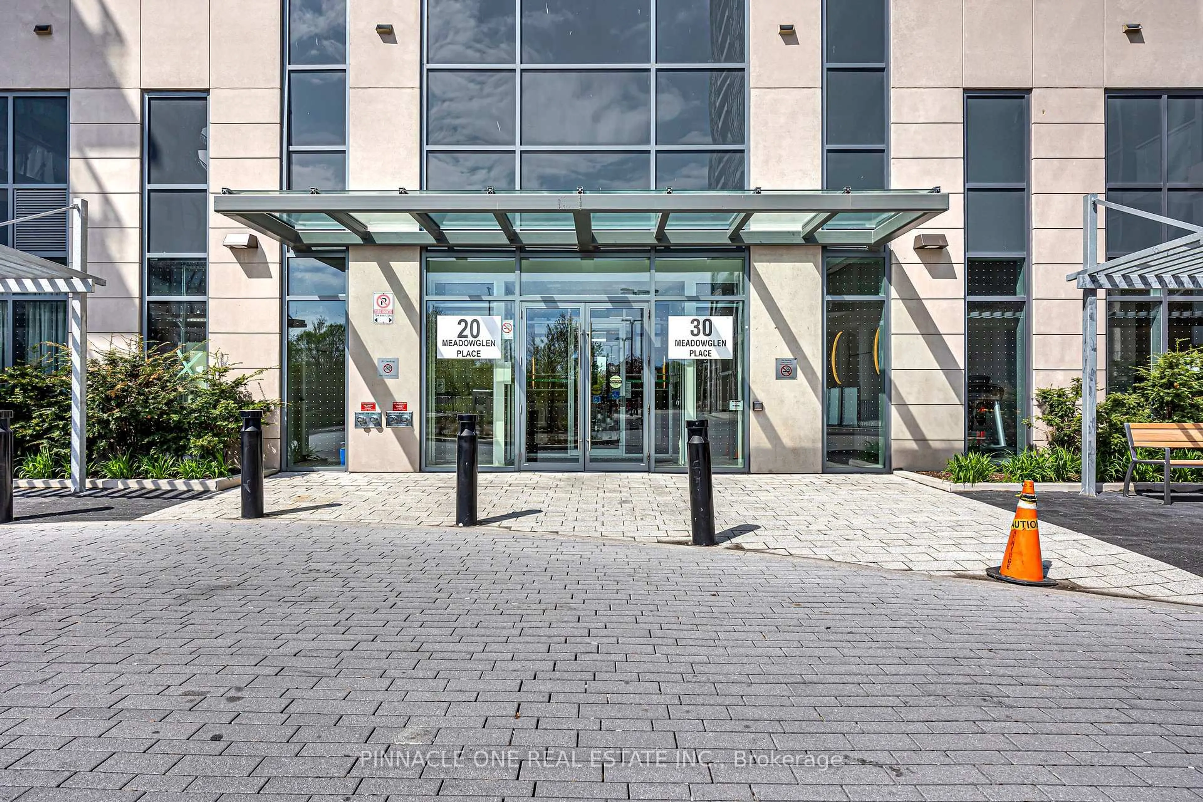 Indoor foyer for 30 Meadowglen Pl #213, Toronto Ontario M1G 0A6