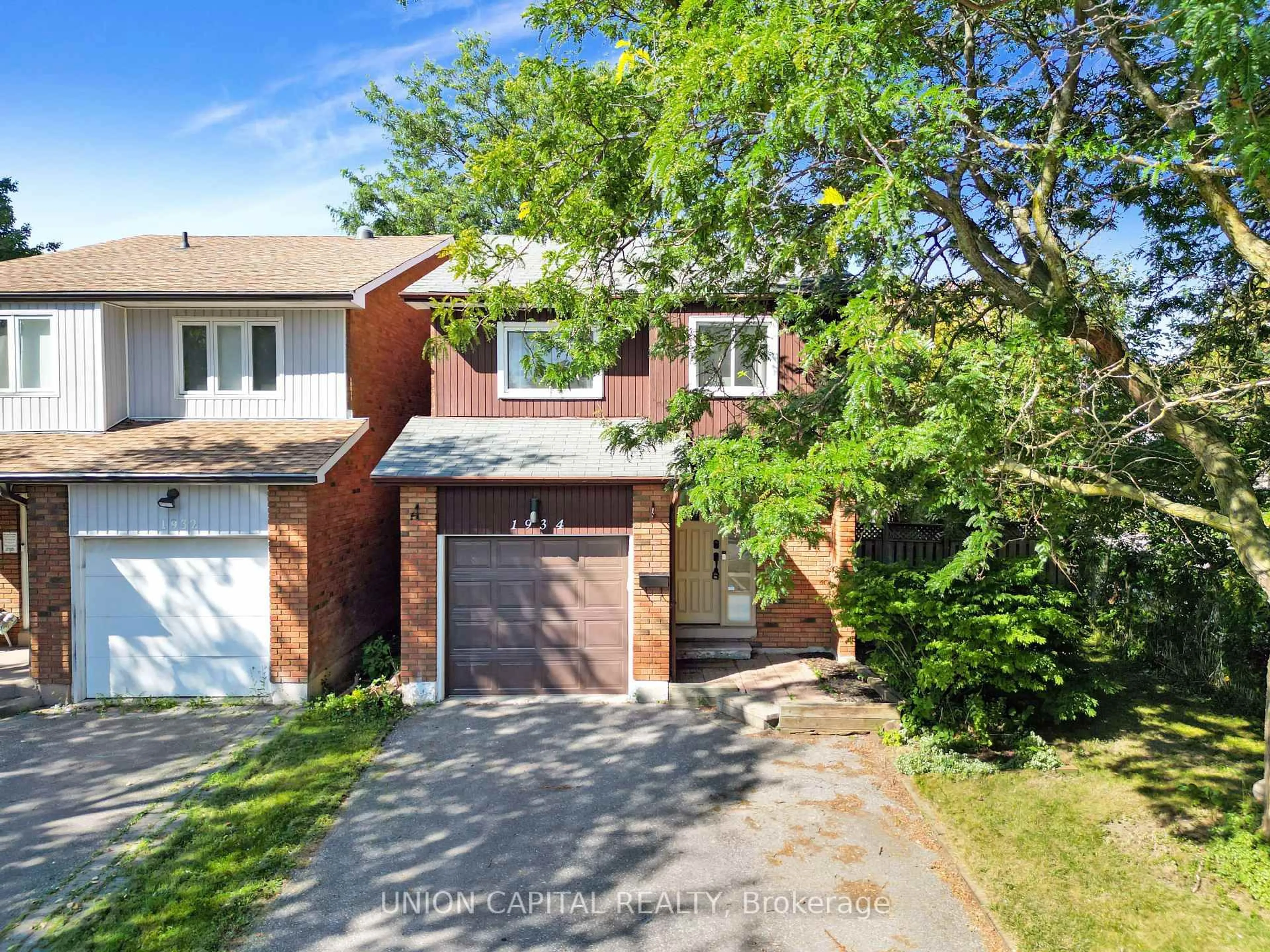 A pic from outside/outdoor area/front of a property/back of a property/a pic from drone, street for 1934 Memory Lane, Pickering Ontario L1V 2V1