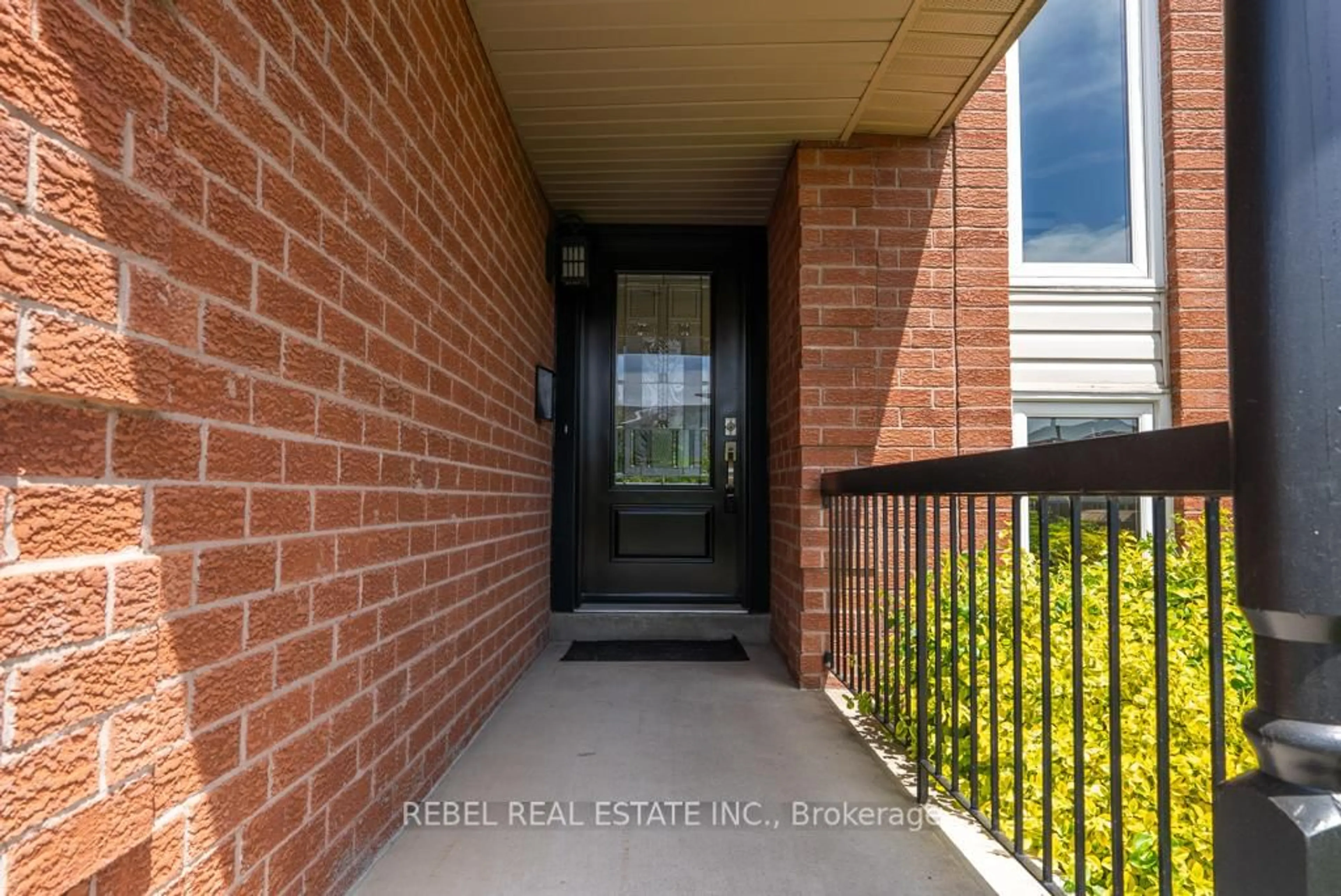 Indoor entryway for 258 Andrew St, Clarington Ontario L1B 1K2