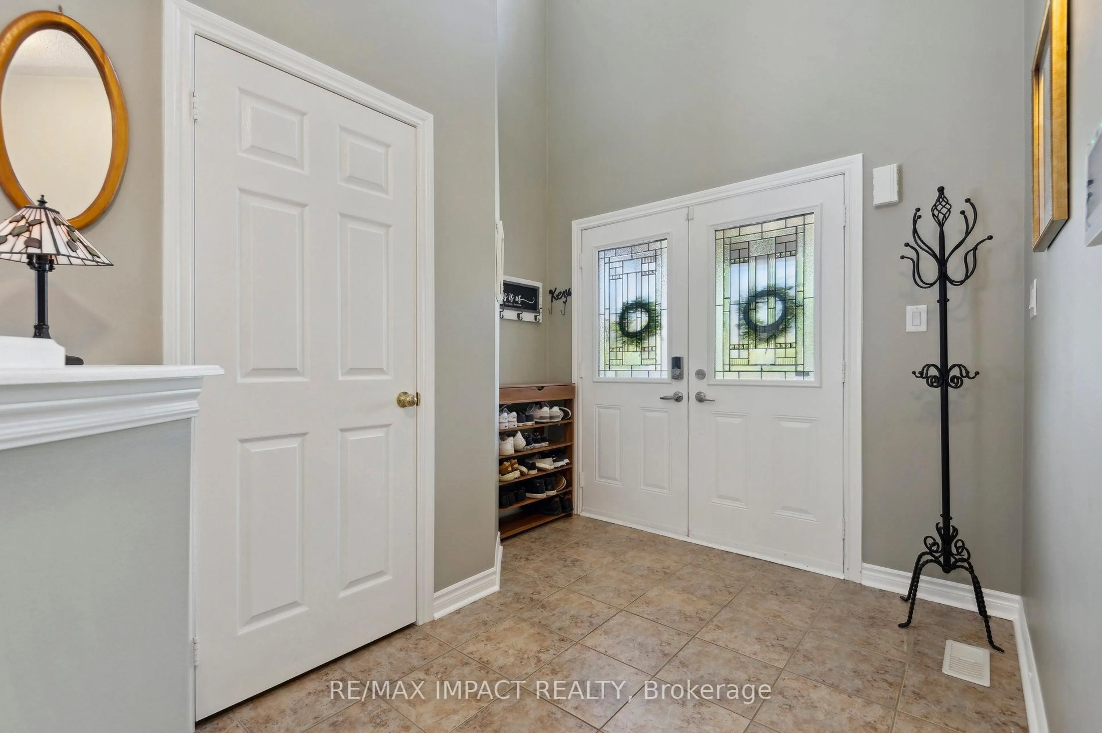 Indoor entryway for 71 Lobb Crt, Clarington Ontario L1C 0K4