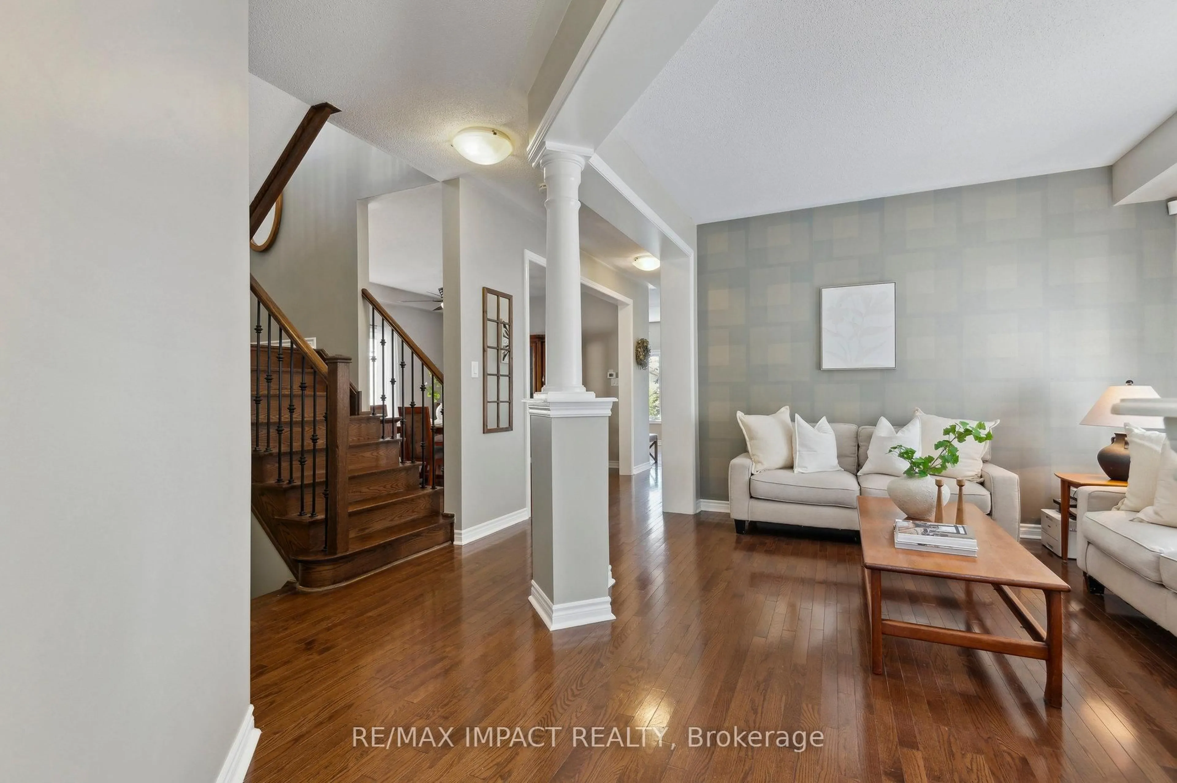 Indoor entryway for 71 Lobb Crt, Clarington Ontario L1C 0K4