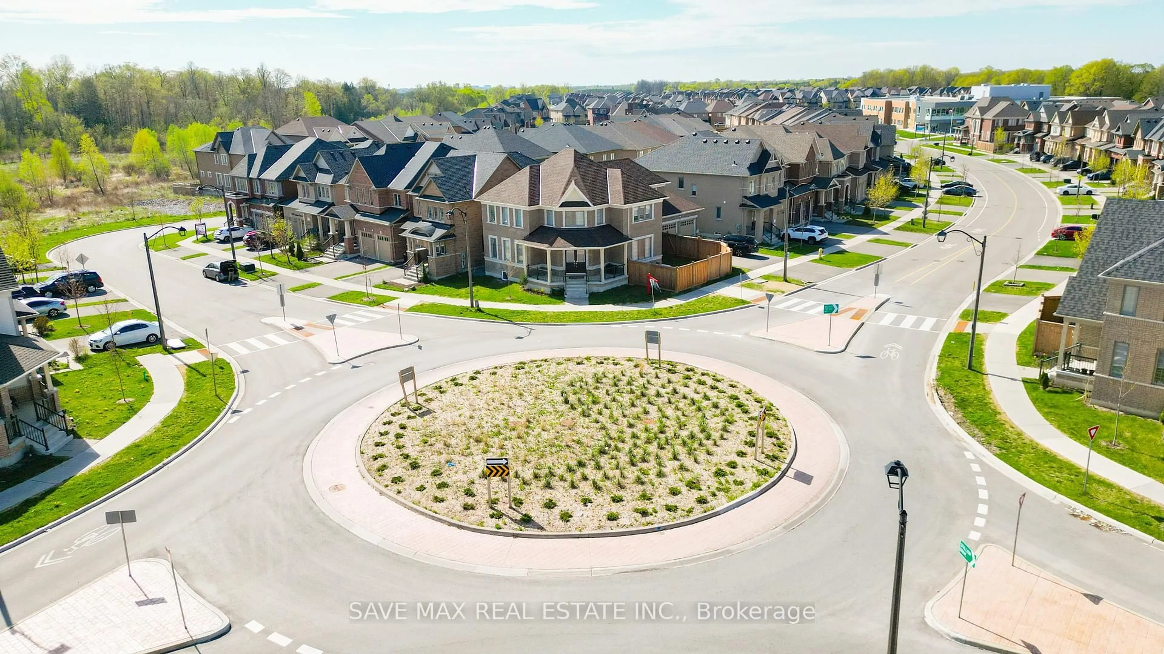 A pic from outside/outdoor area/front of a property/back of a property/a pic from drone, street for 2576 Bandsman Cres, Oshawa Ontario L1L 0M1