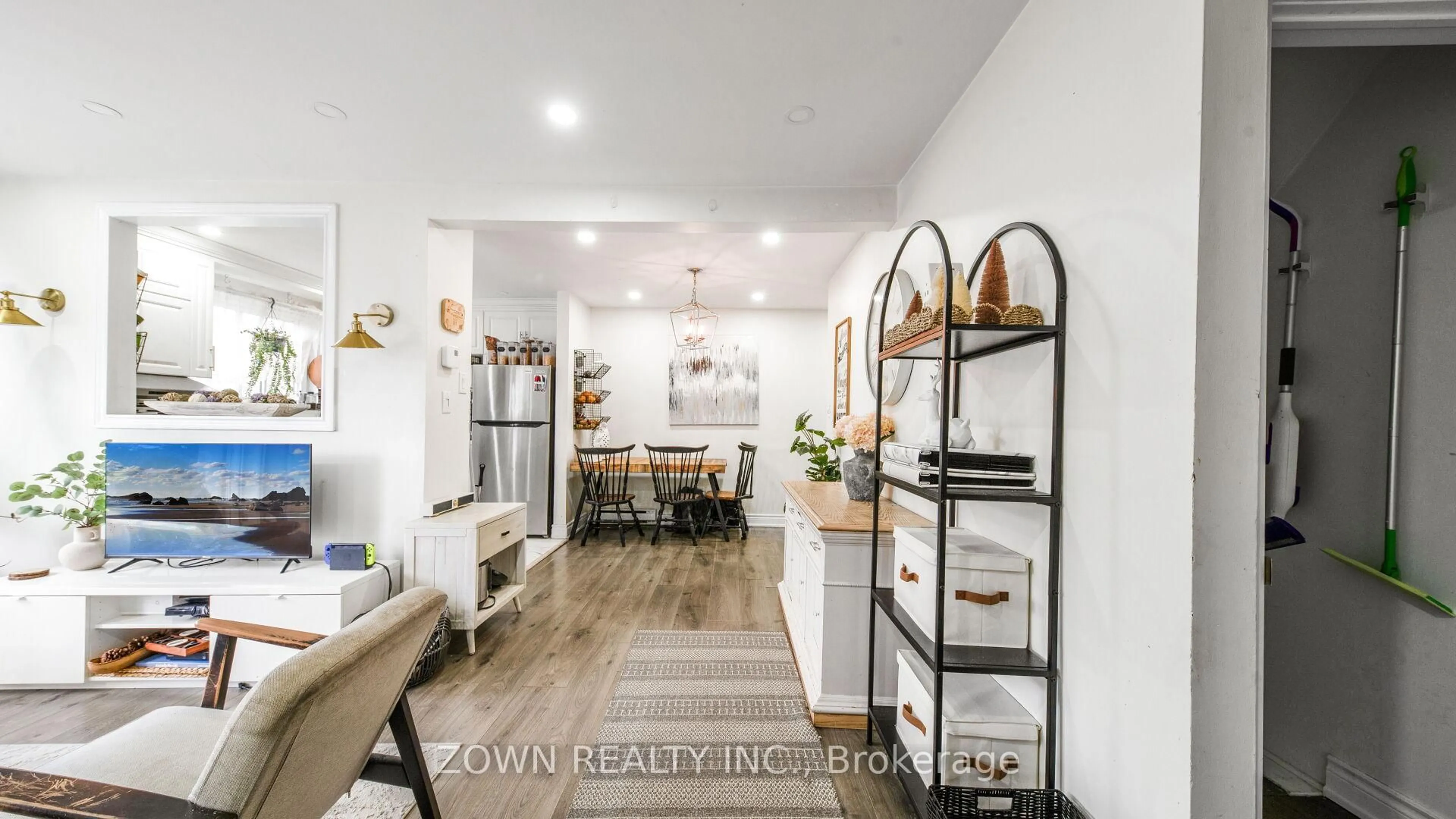 Open concept kitchen, ceramic/tile floor for 401 Wenworth St #32, Oshawa Ontario L1J 6J1