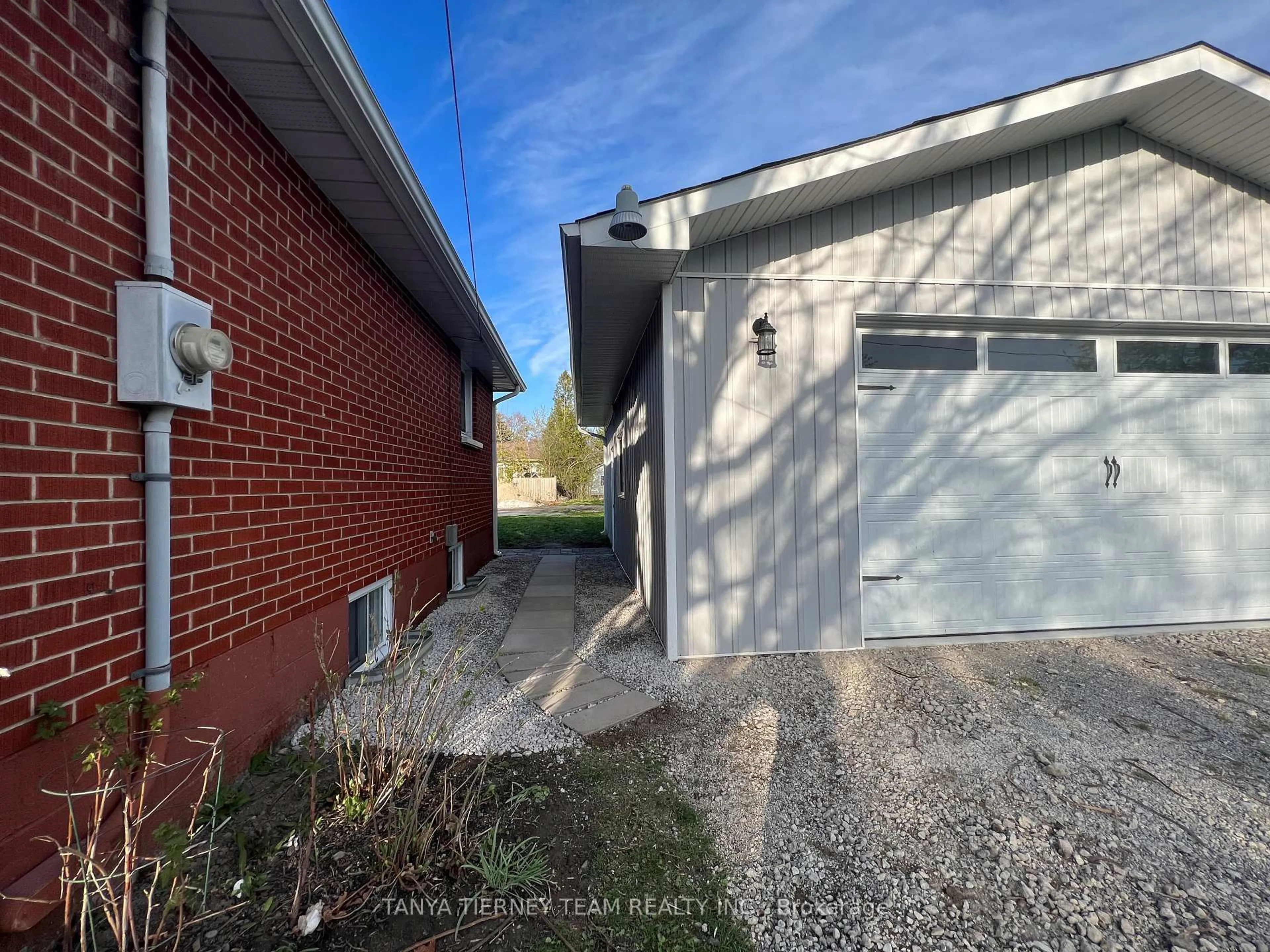 Unknown for 29 Queen St, Whitby Ontario L1M 1C5