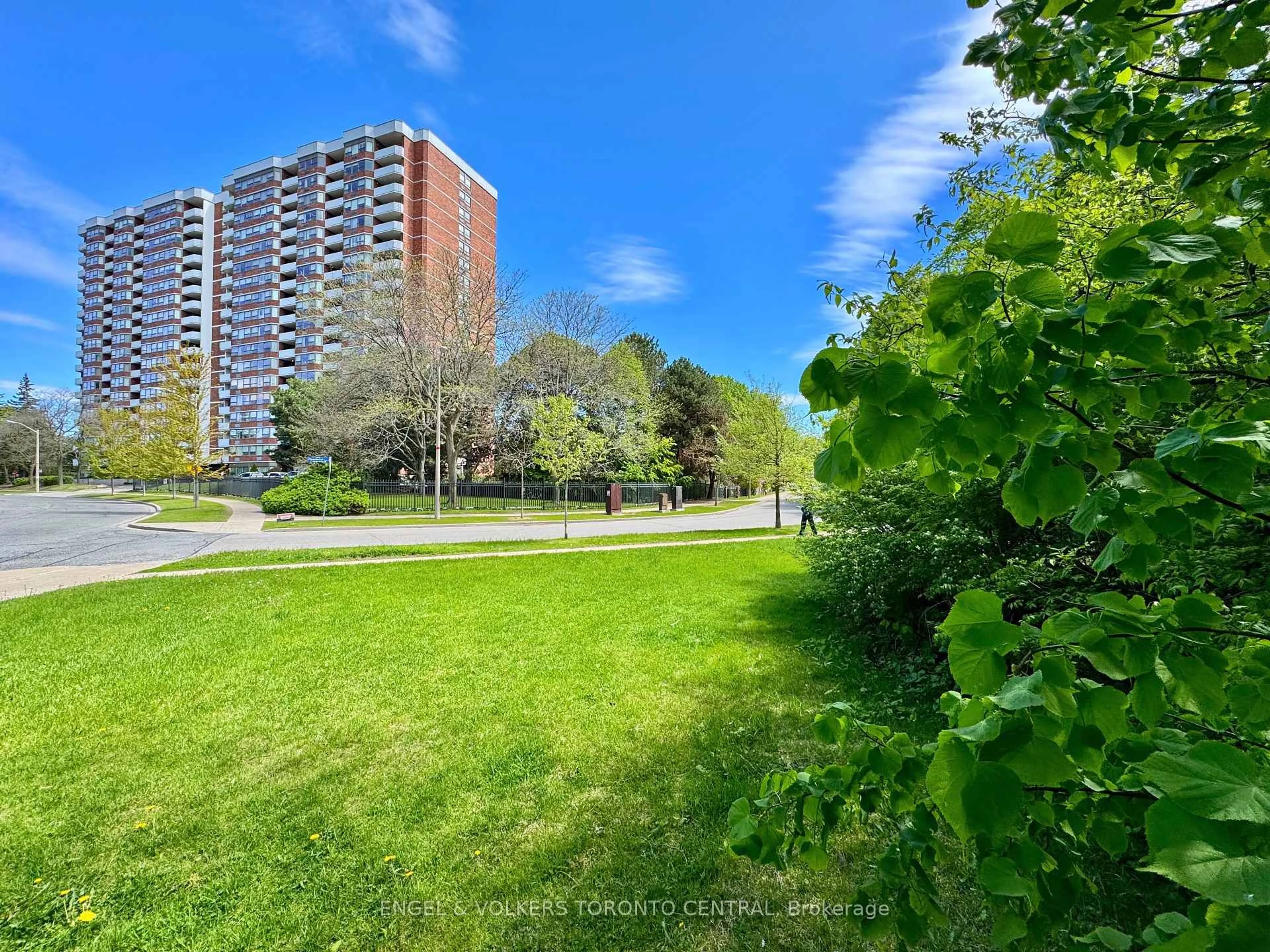 A pic from outside/outdoor area/front of a property/back of a property/a pic from drone, unknown for 121 Ling Rd #1016, Toronto Ontario M1E 4Y2