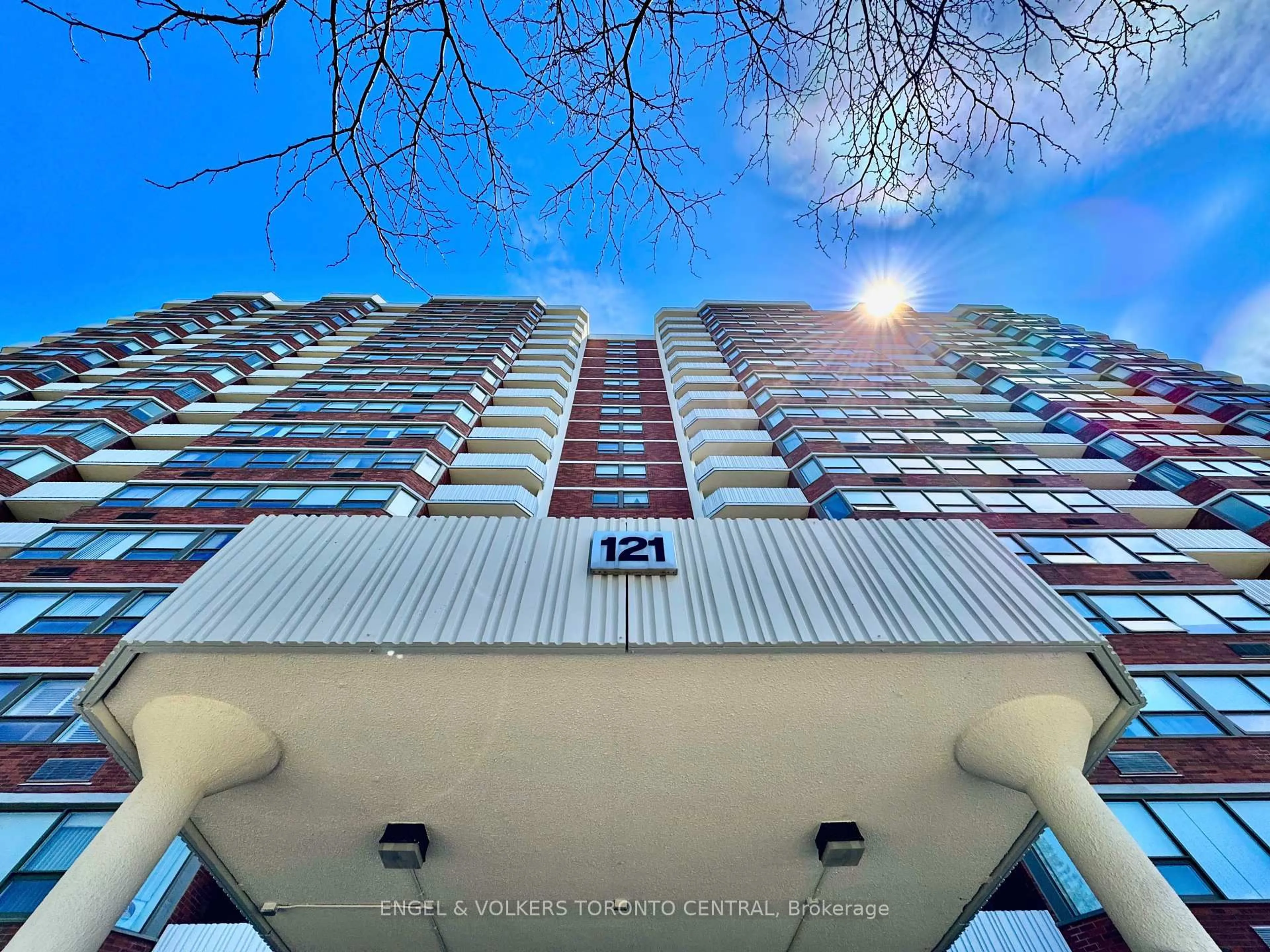A pic from outside/outdoor area/front of a property/back of a property/a pic from drone, building for 121 Ling Rd #1016, Toronto Ontario M1E 4Y2